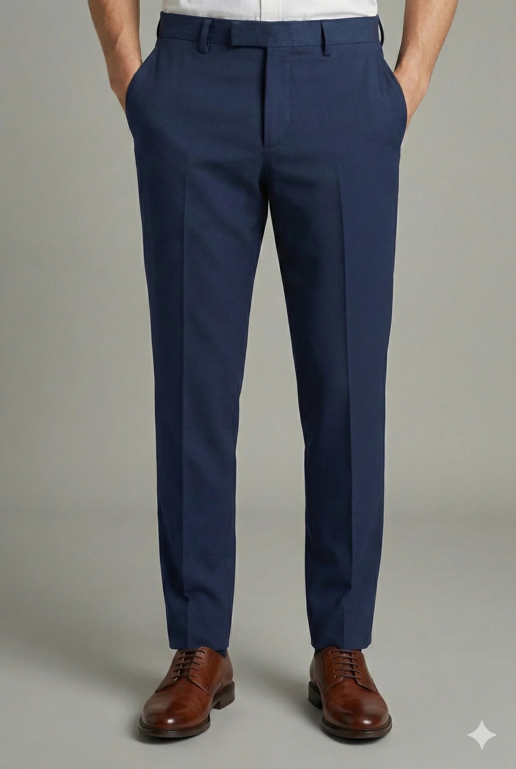 Pantaloni uomo blu elegante con piega centrale, abbinati a scarpe marroni in pelle