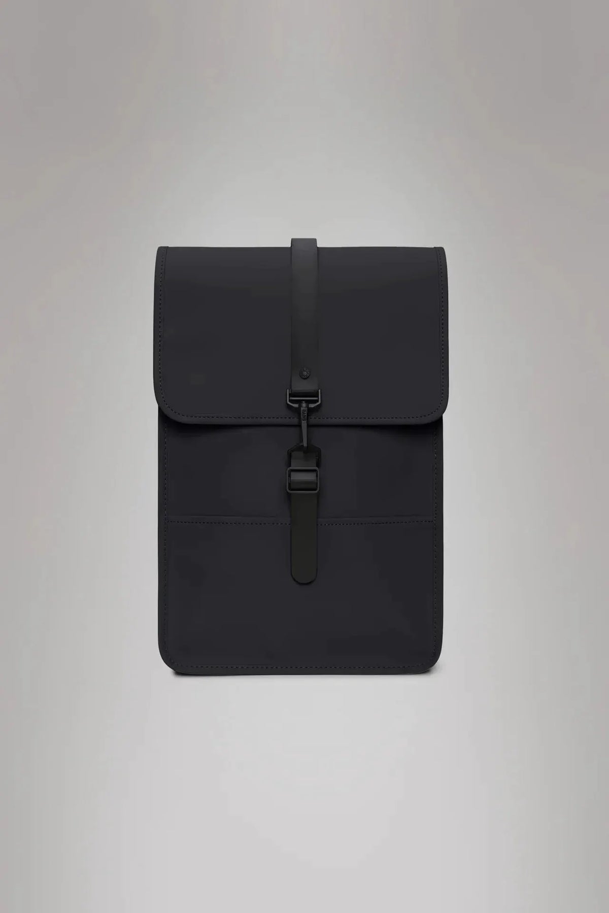 Zaino nero minimalista da donna uomo, design moderno con chiusura a fibbia