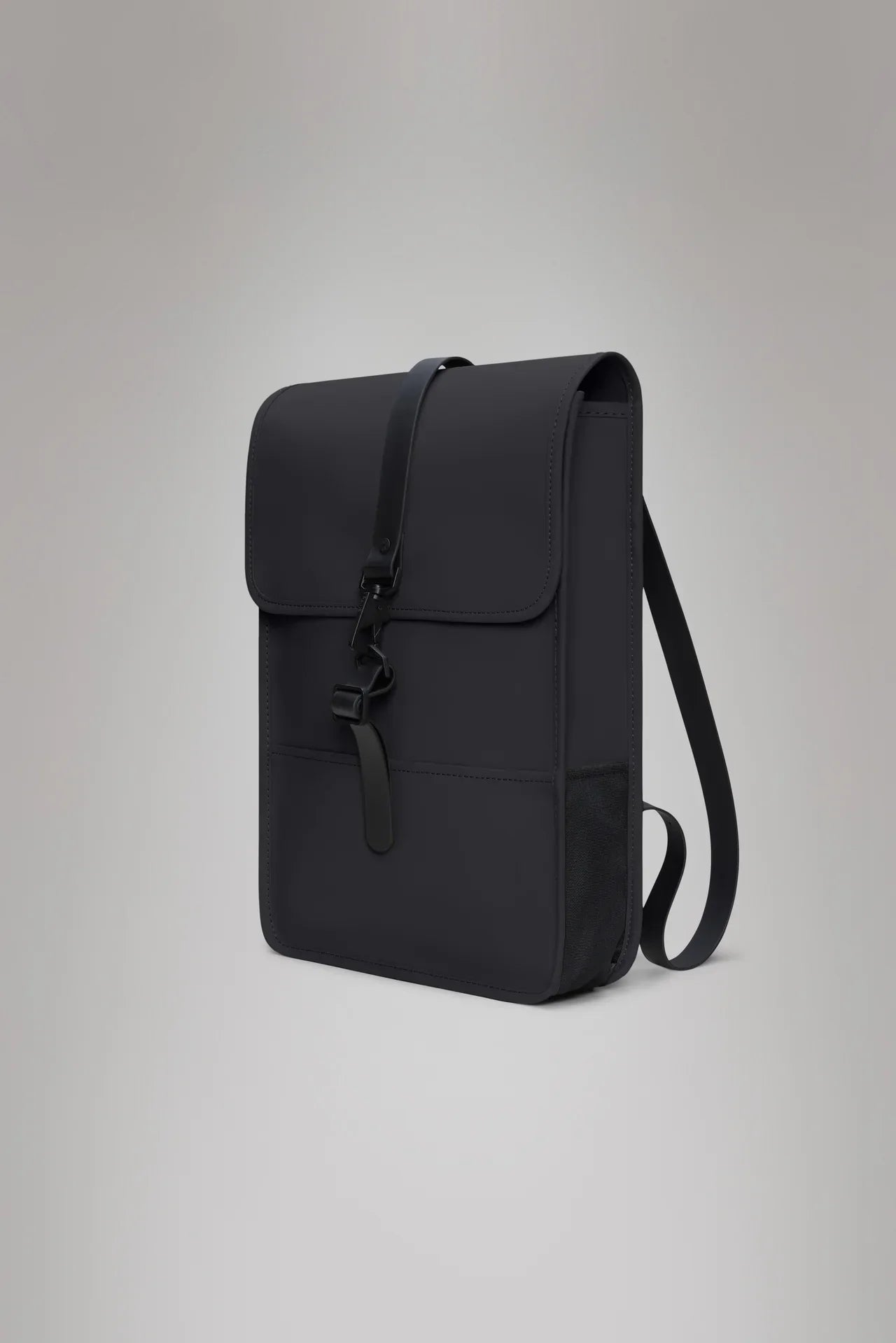 Zaino nero minimalista con chiusura a fibbia, design moderno unisex su sfondo neutro
