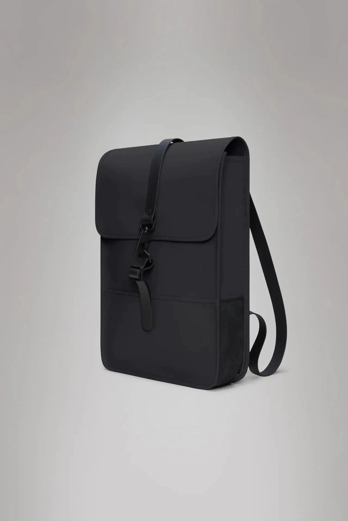 Zaino nero minimalista con chiusura a fibbia, design moderno unisex su sfondo neutro