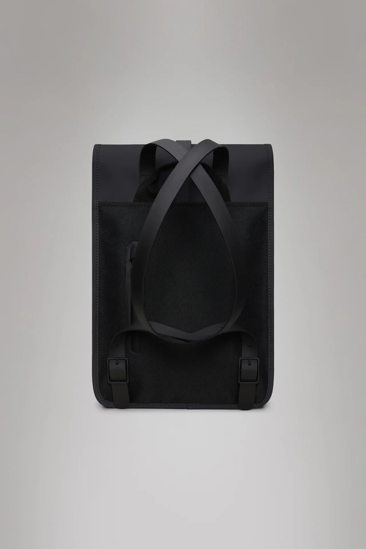 Zaino nero minimalista in tessuto tecnico con spallacci regolabili, vista posteriore