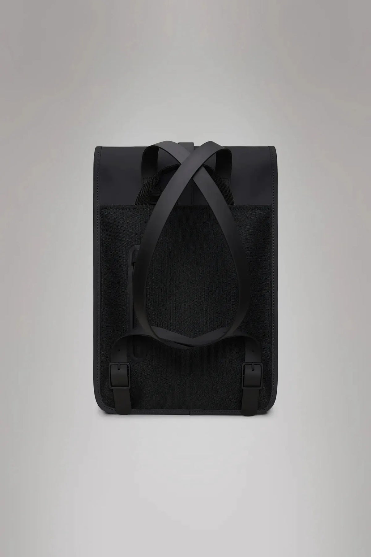 Zaino nero minimalista in tessuto tecnico con spallacci regolabili, vista posteriore