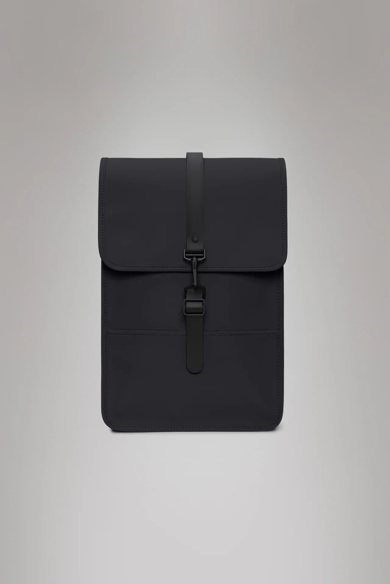 Zaino nero minimalista in stile moderno con chiusura a fibbia, accessorio unisex elegante