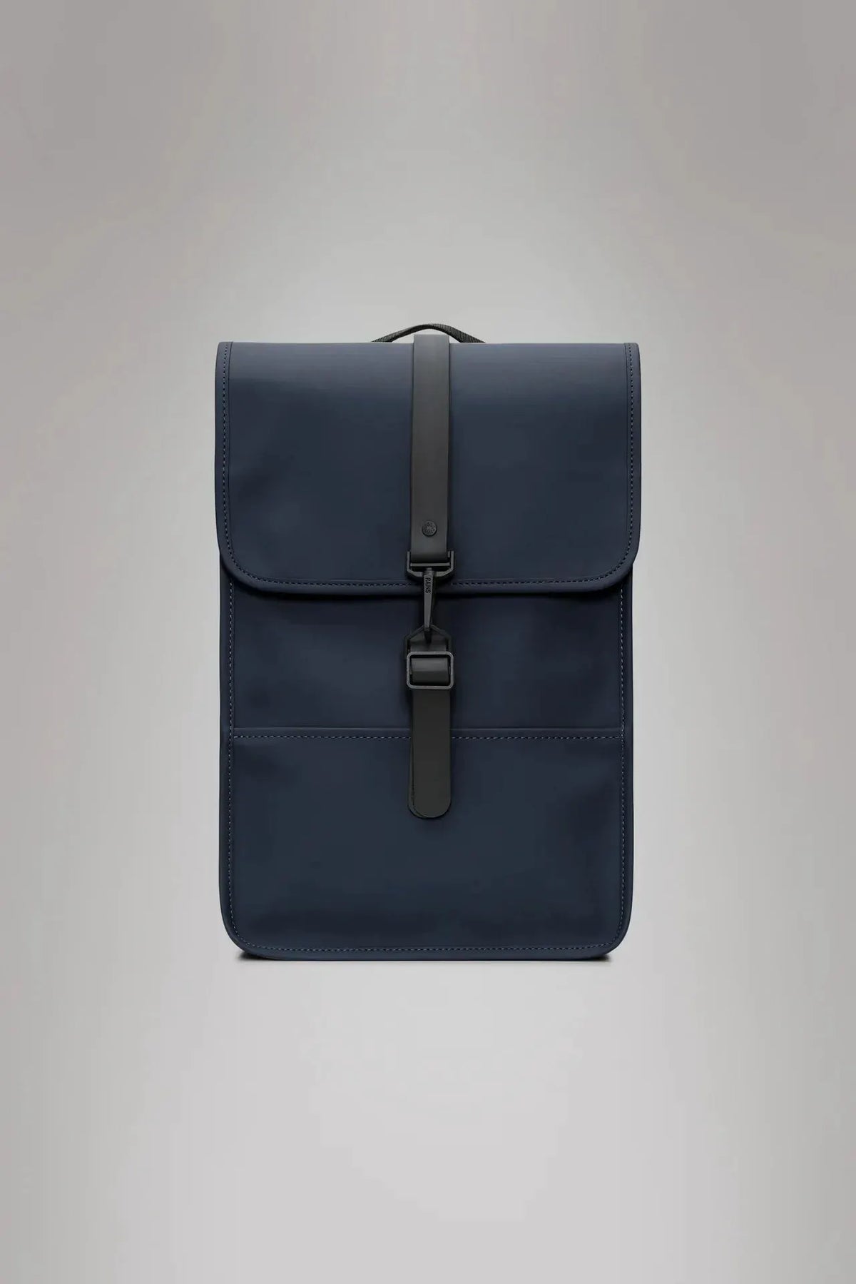 Zaino blu minimalista da uomo in materiale impermeabile con chiusura a fibbia nera