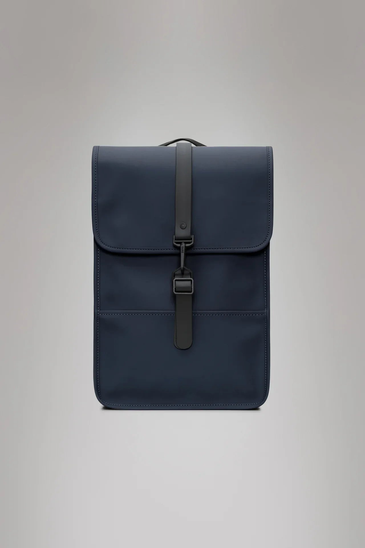 Zaino mini blu scuro minimalista con chiusura a fibbia, accessorio moda unisex