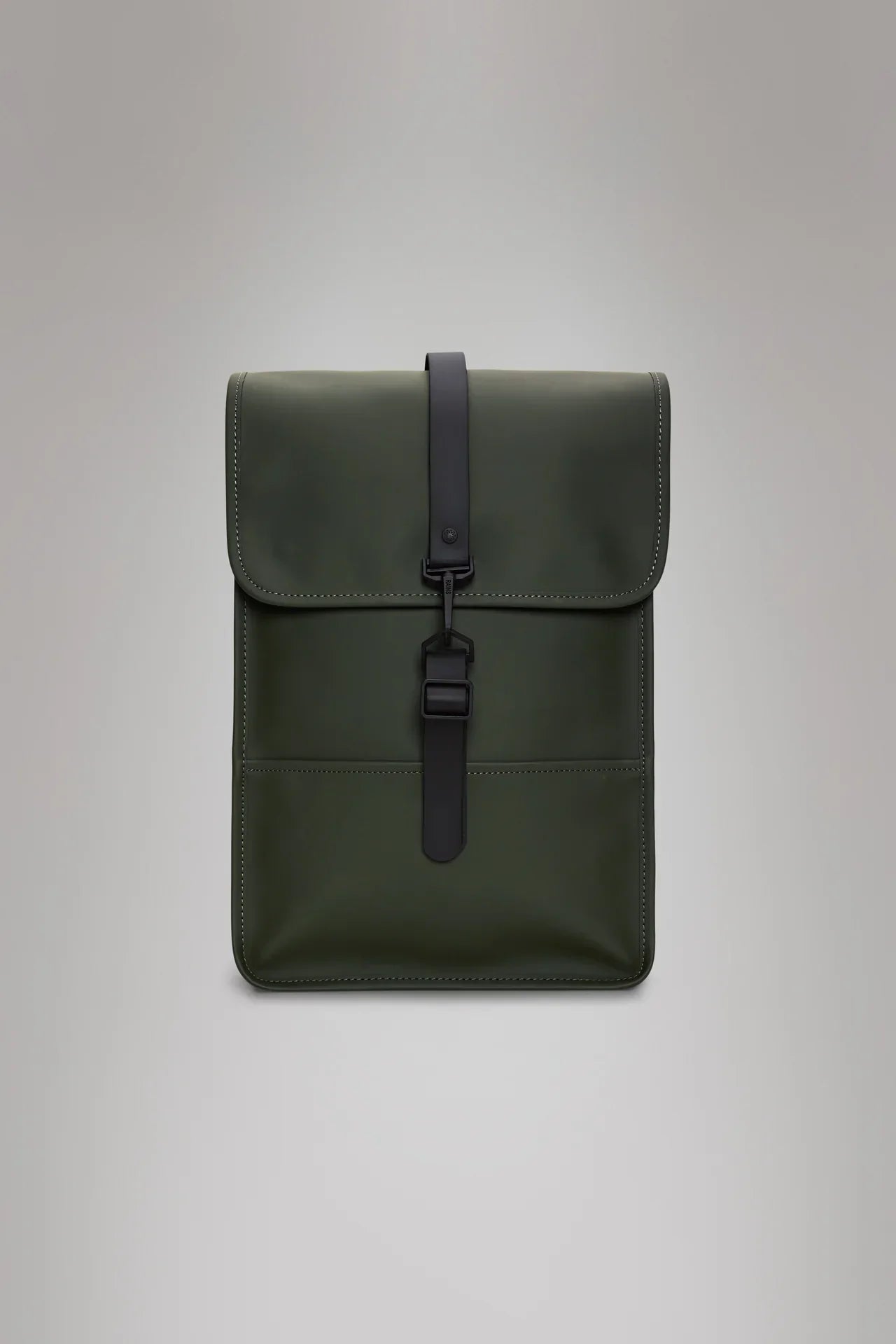 Zaino verde oliva da donna in materiale impermeabile con chiusura a fibbia nera, stile minimal.