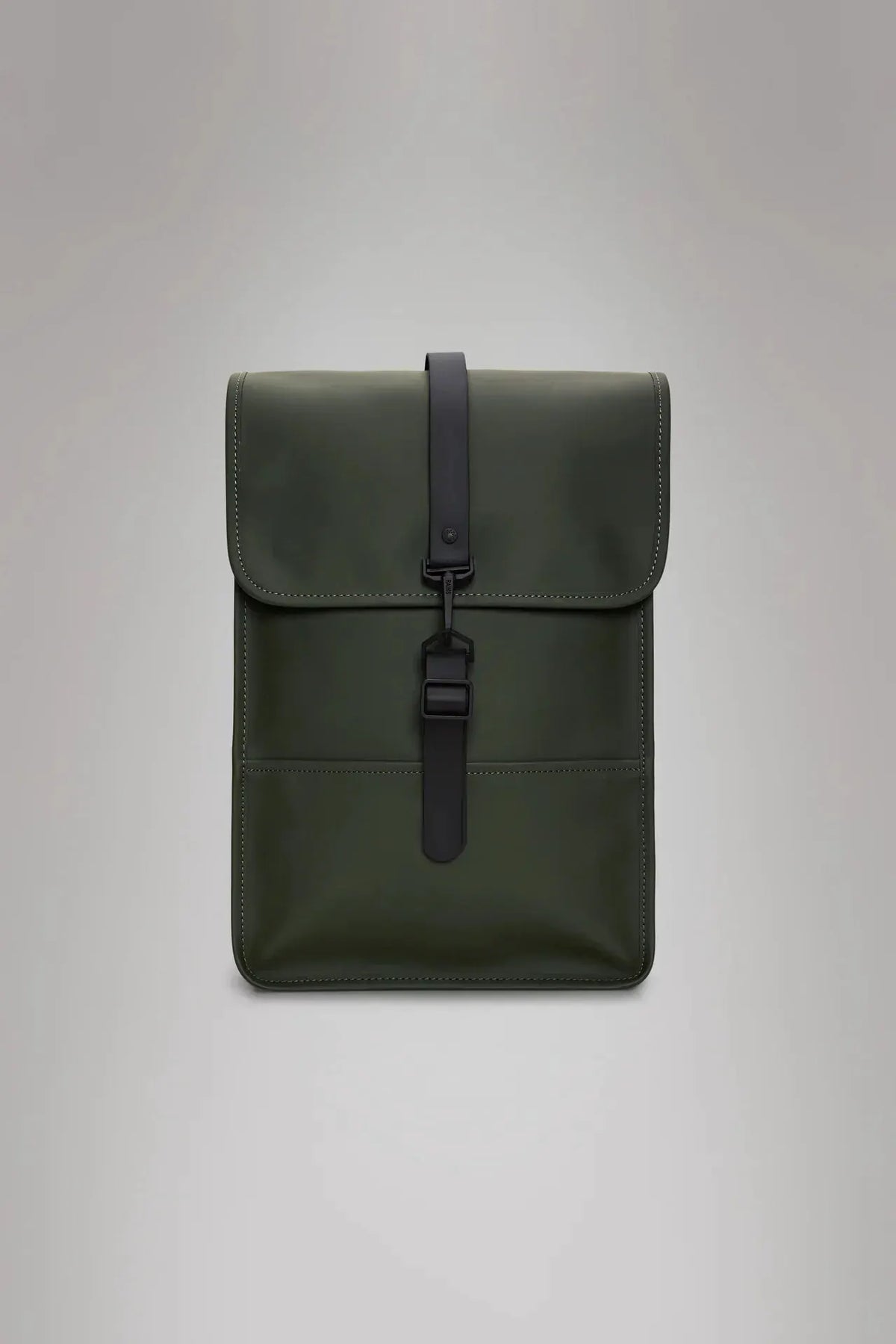 Zaino verde oliva da donna in materiale impermeabile con chiusura a fibbia nera, stile minimal.