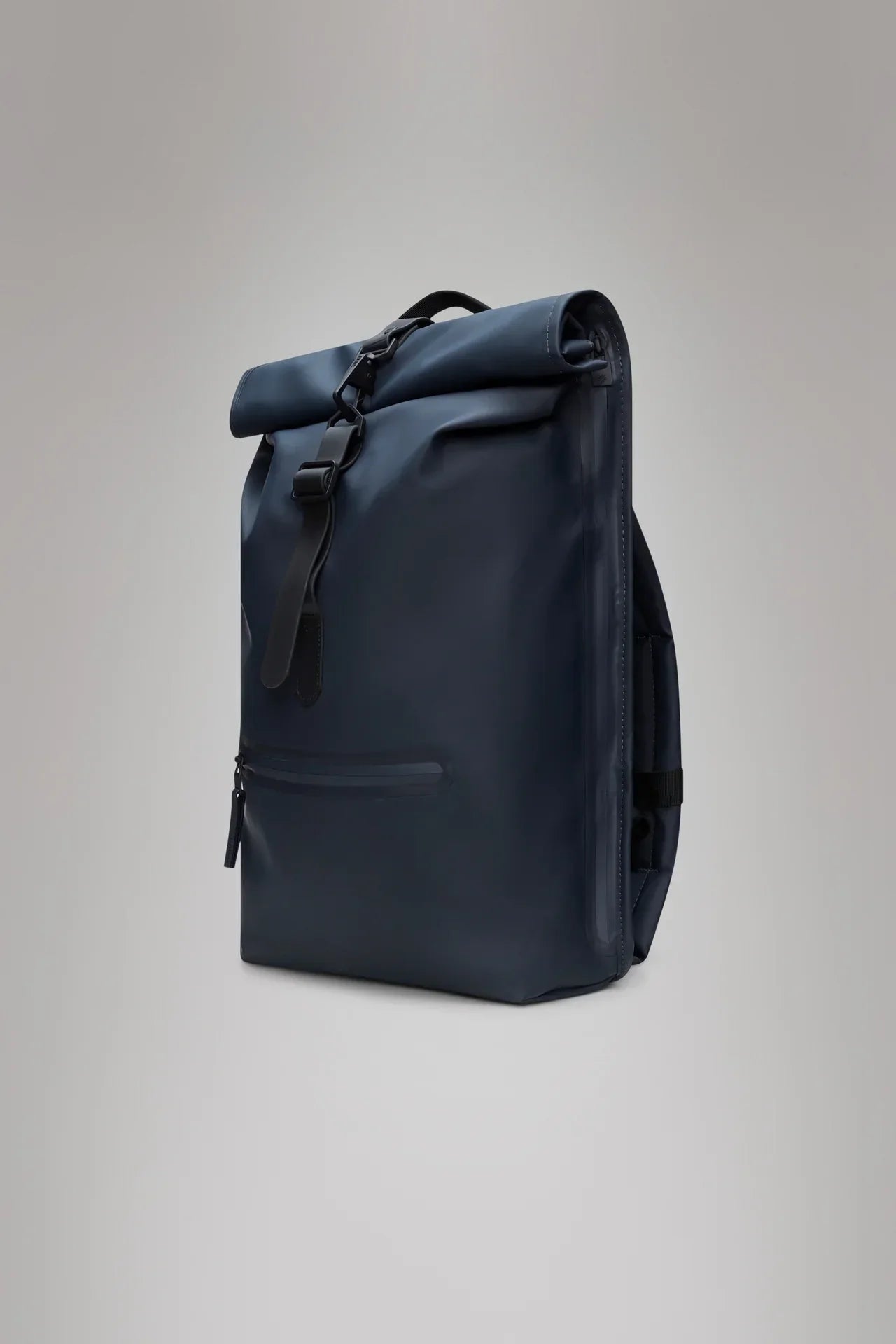 Zaino rolltop blu scuro impermeabile con chiusura a fibbia e tasca frontale, stile moderno