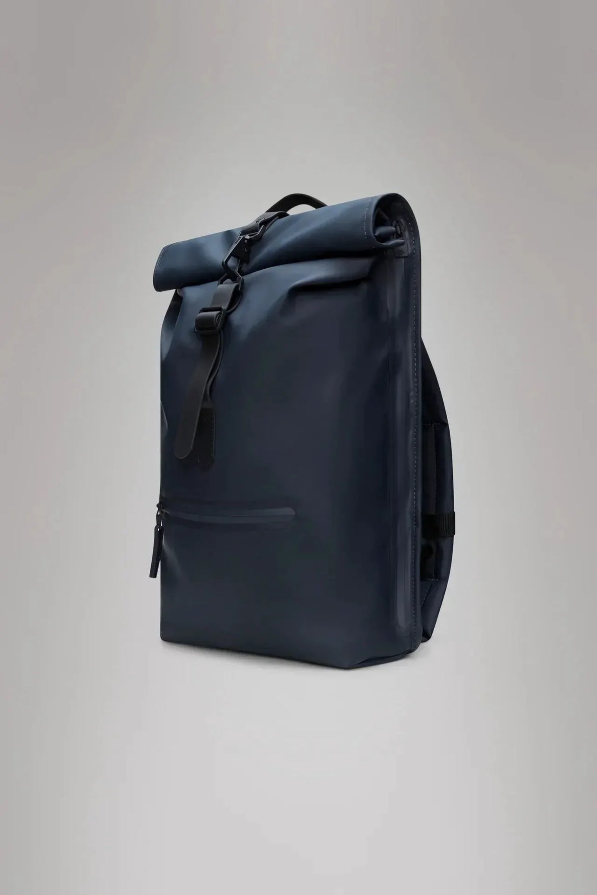 Zaino rolltop blu scuro impermeabile con chiusura a fibbia e tasca frontale, stile moderno