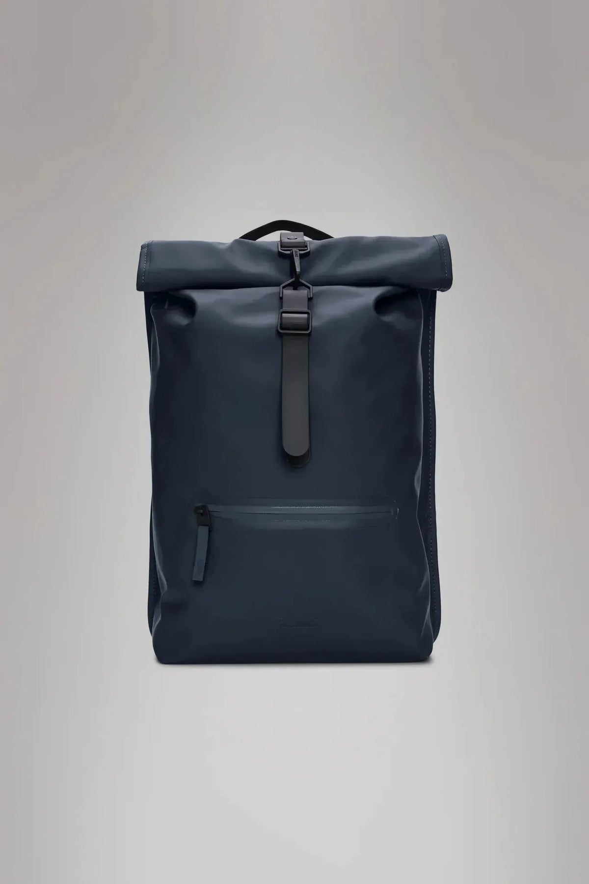 Zaino rolltop blu scuro impermeabile con chiusura a fibbia e tasca frontale, stile minimalista