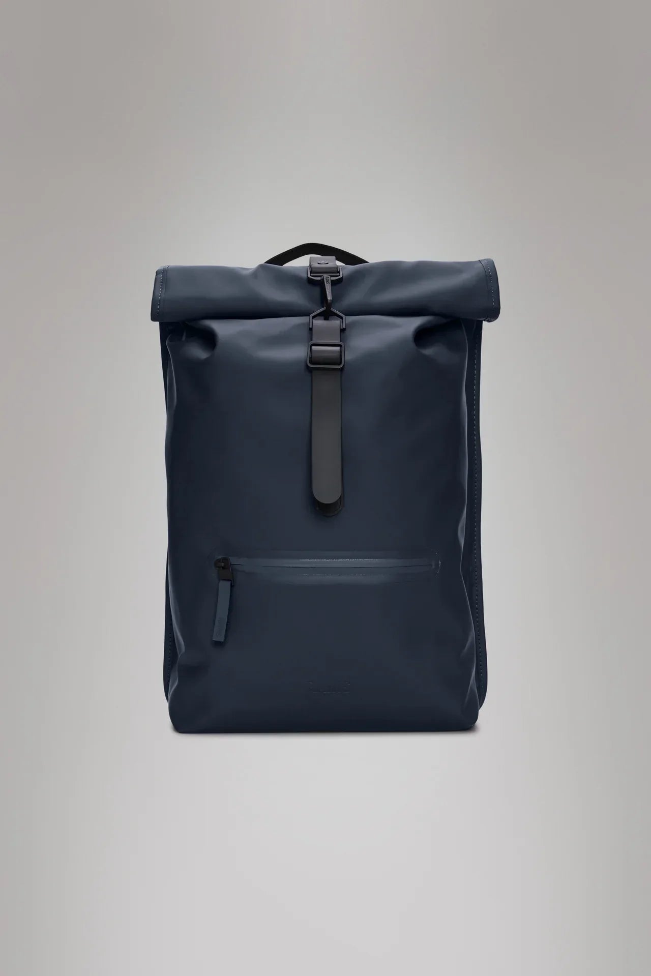 Zaino rolltop blu scuro impermeabile con chiusura a fibbia e tasca frontale, sfondo neutro.