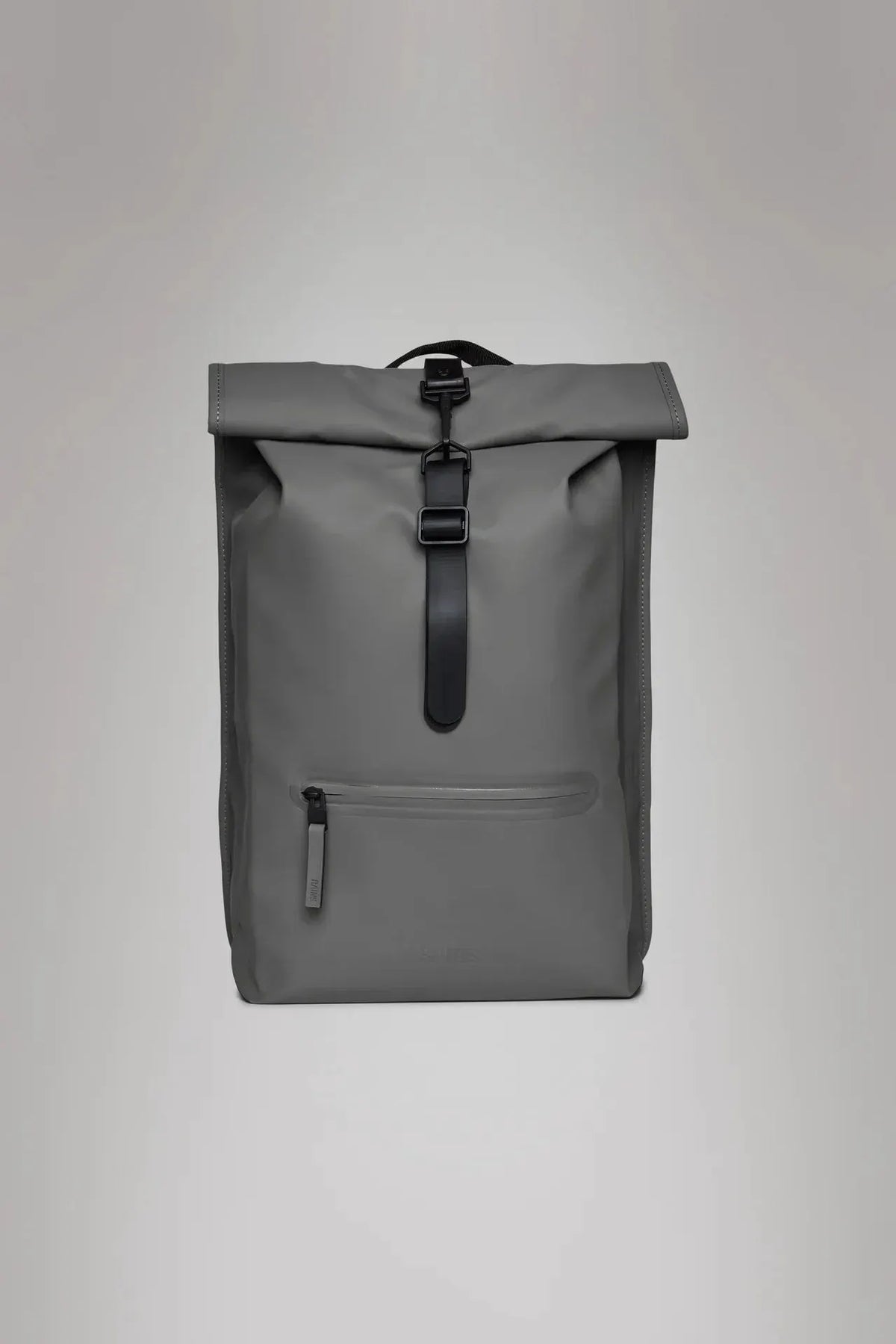 Zaino rolltop grigio moderno impermeabile con chiusura a fibbia e tasca frontale