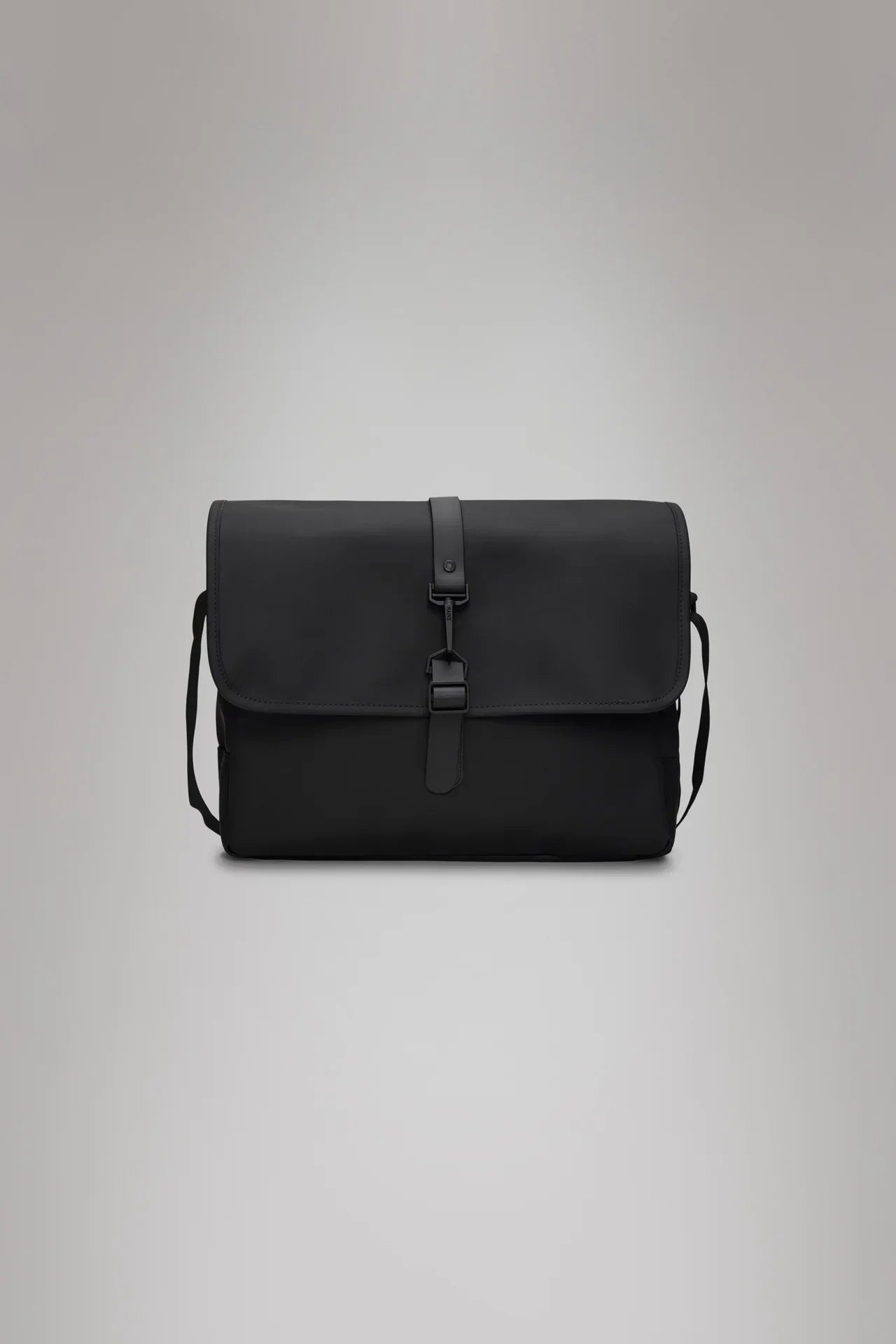 Borsa messenger nera uomo moderna con chiusura a fibbia, design minimalista ed elegante