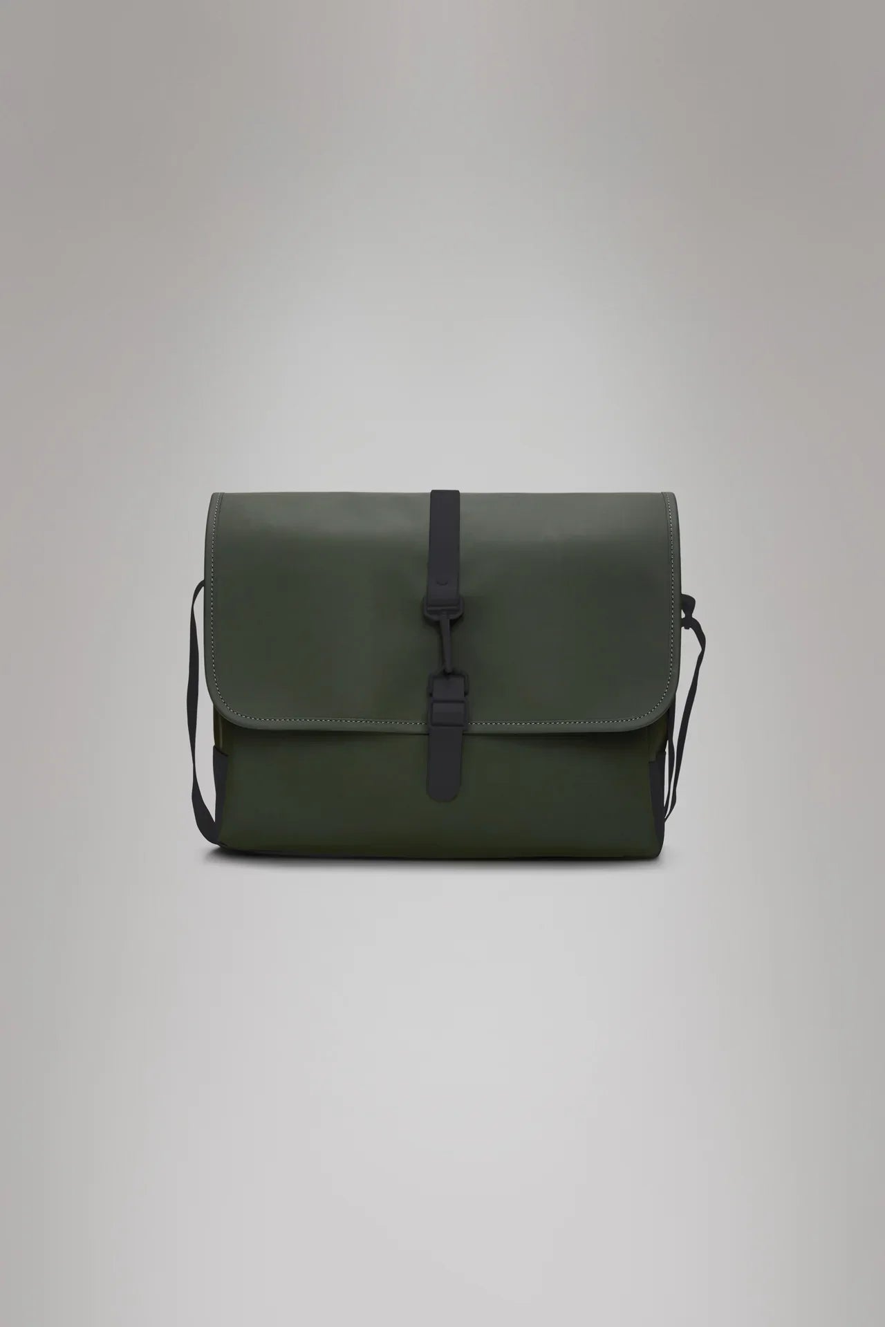 Borsa messenger nera minimalista con tracolla regolabile, chiusura con fibbia.