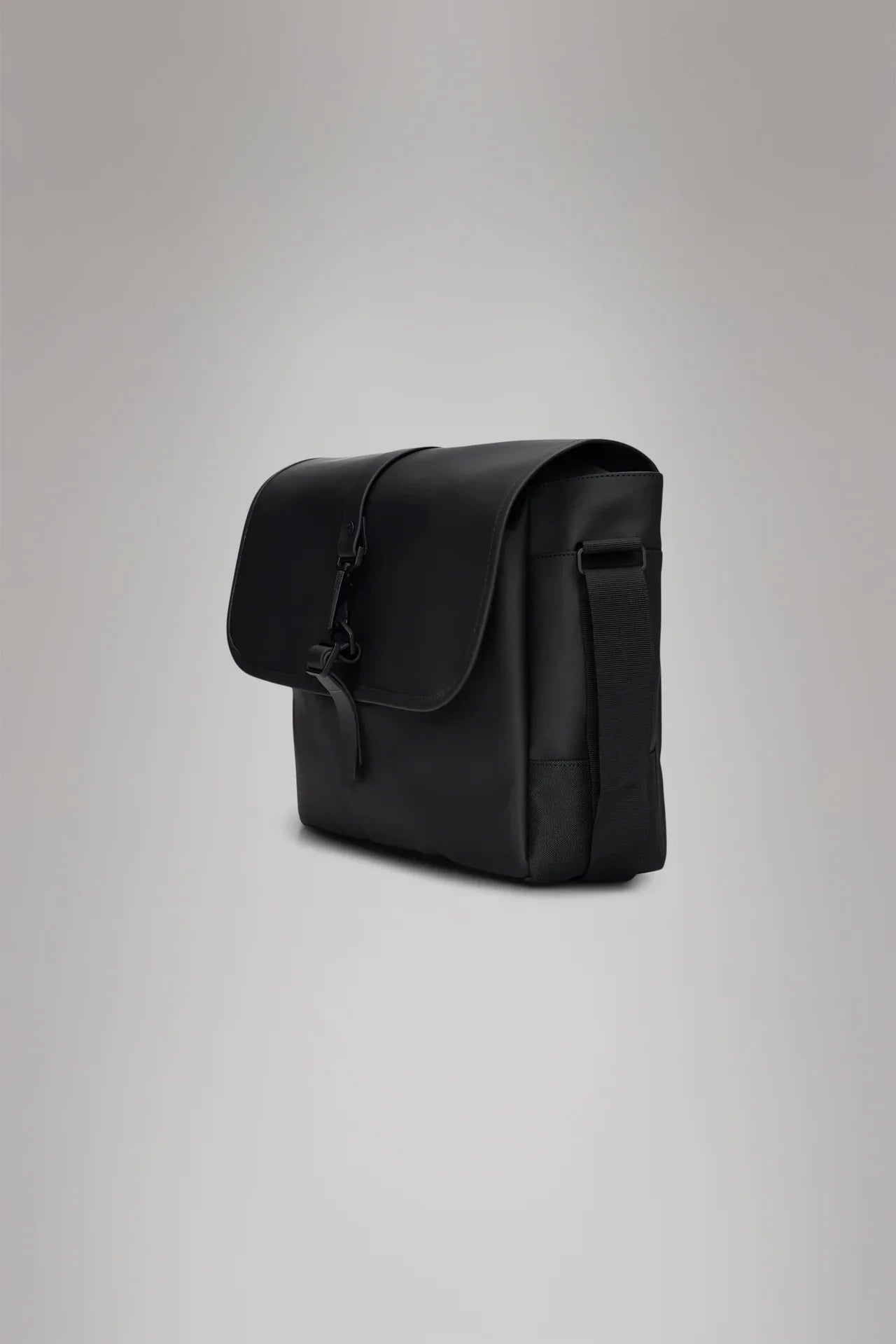 Borsa messenger nera da lavoro con tracolla regolabile e chiusura a gancio, design minimalista.