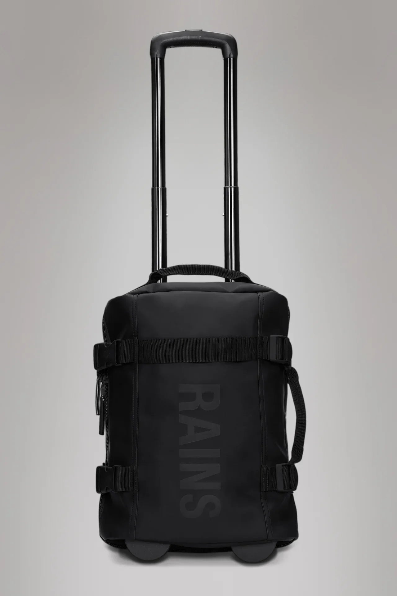 Trolley da cabina nero compatto, design minimalista, con logo visibile e manico estensibile.