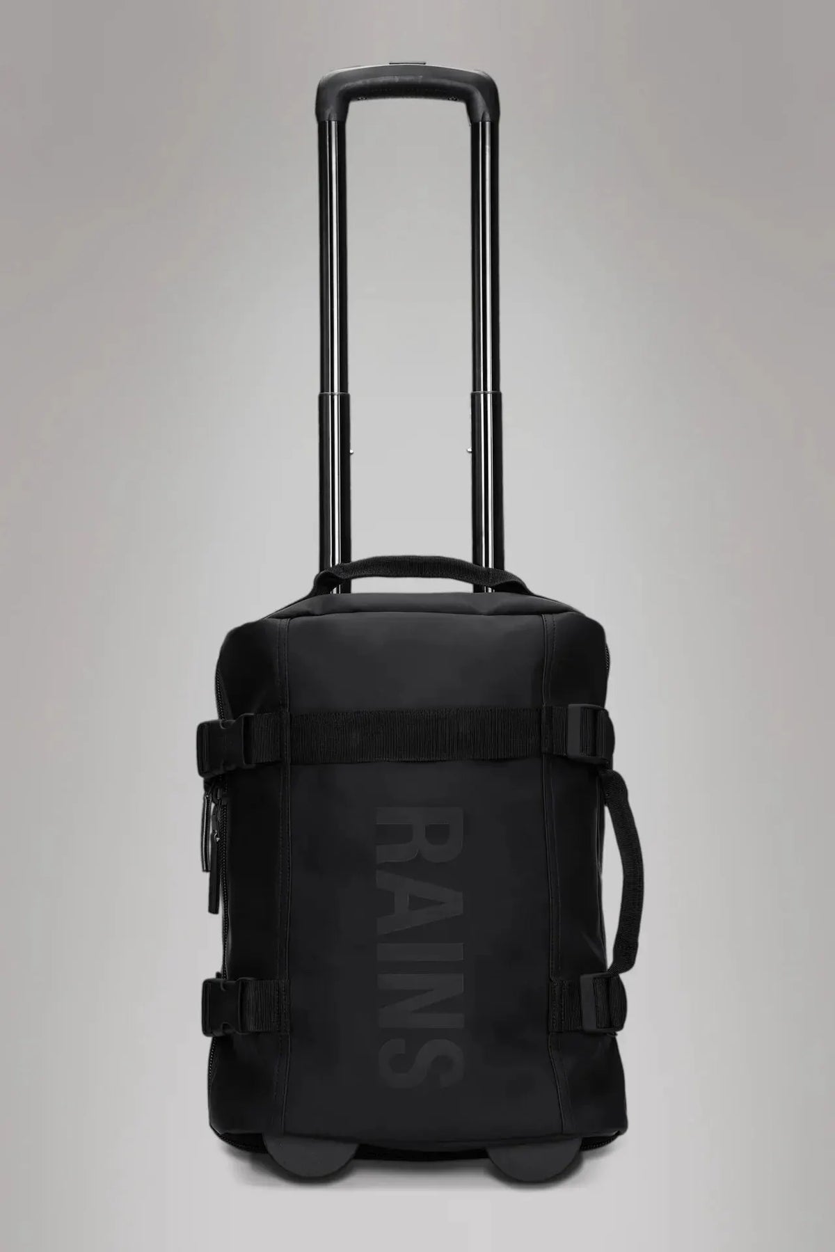 Trolley da cabina nero compatto, design minimalista, con logo visibile e manico estensibile.