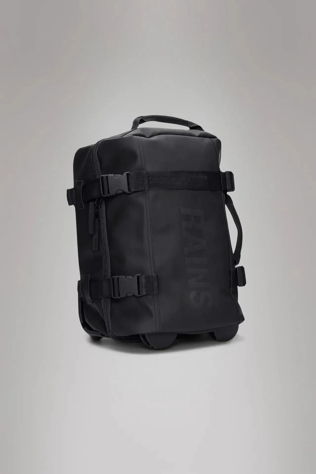 Valigia nera compatta con ruote e manici, design moderno impermeabile, scritta RAINS visibile