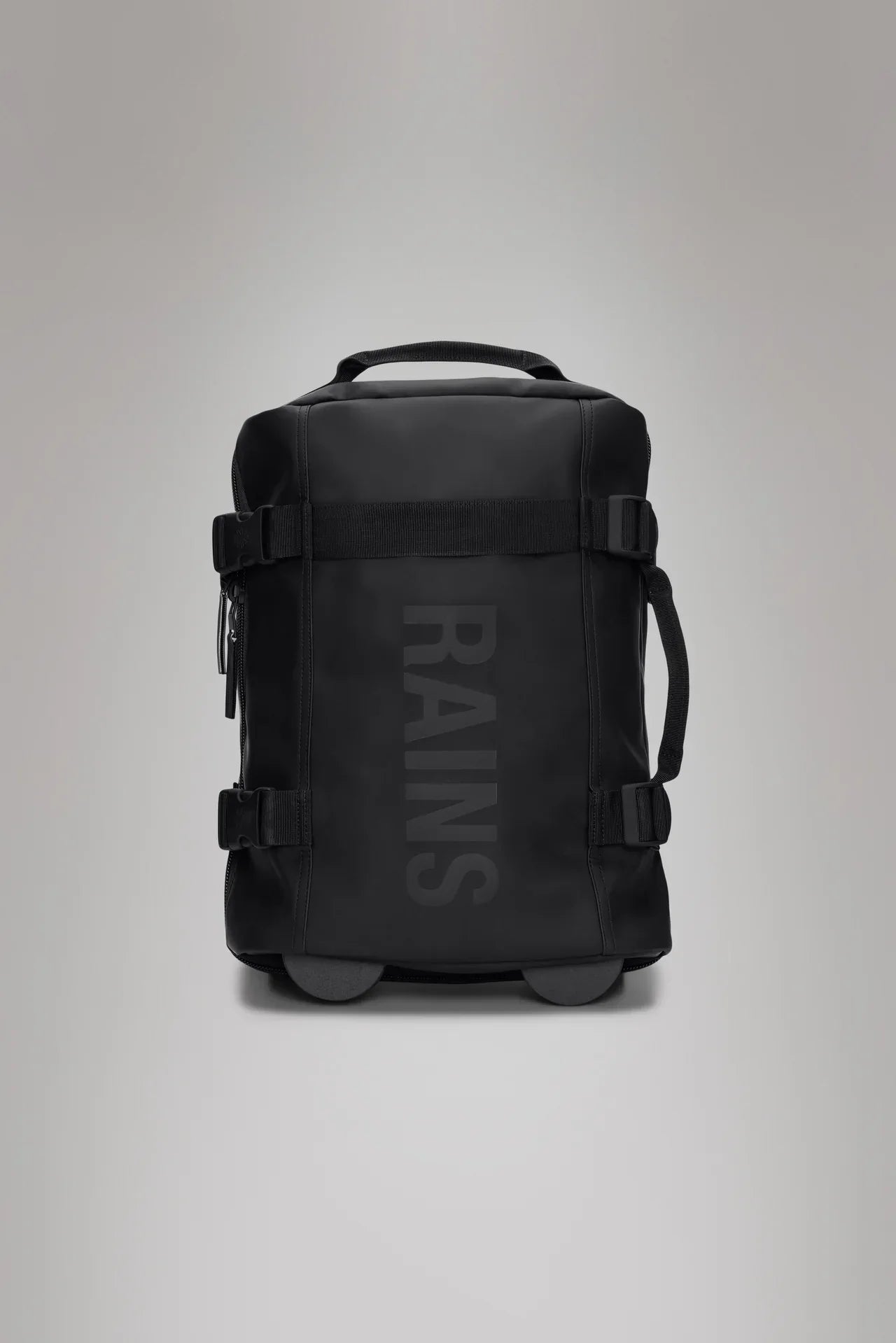 Trolley nero compatto in tessuto impermeabile con ruote, manico e stampa RAINS frontale