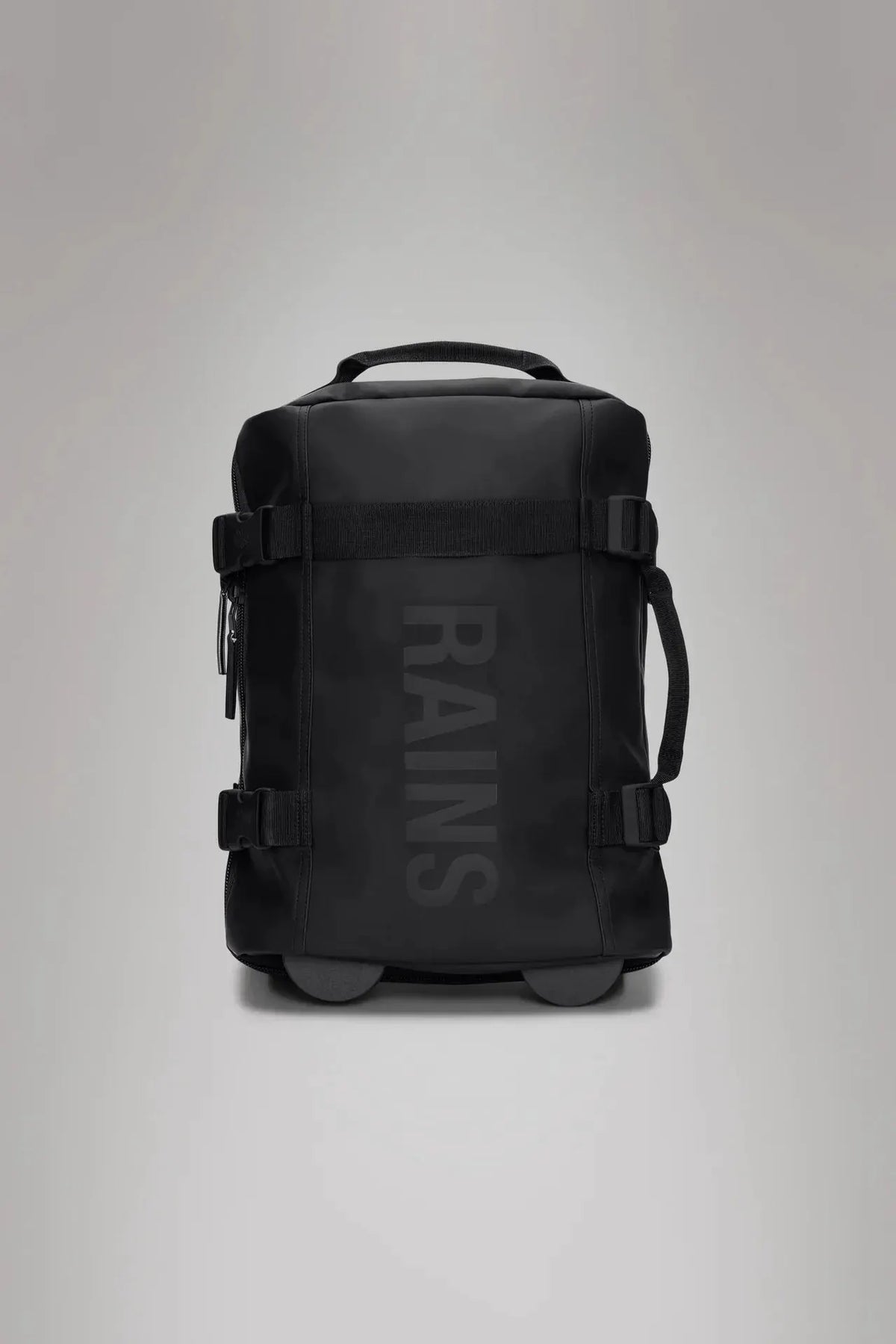 Trolley nero compatto in tessuto impermeabile con ruote, manico e stampa RAINS frontale