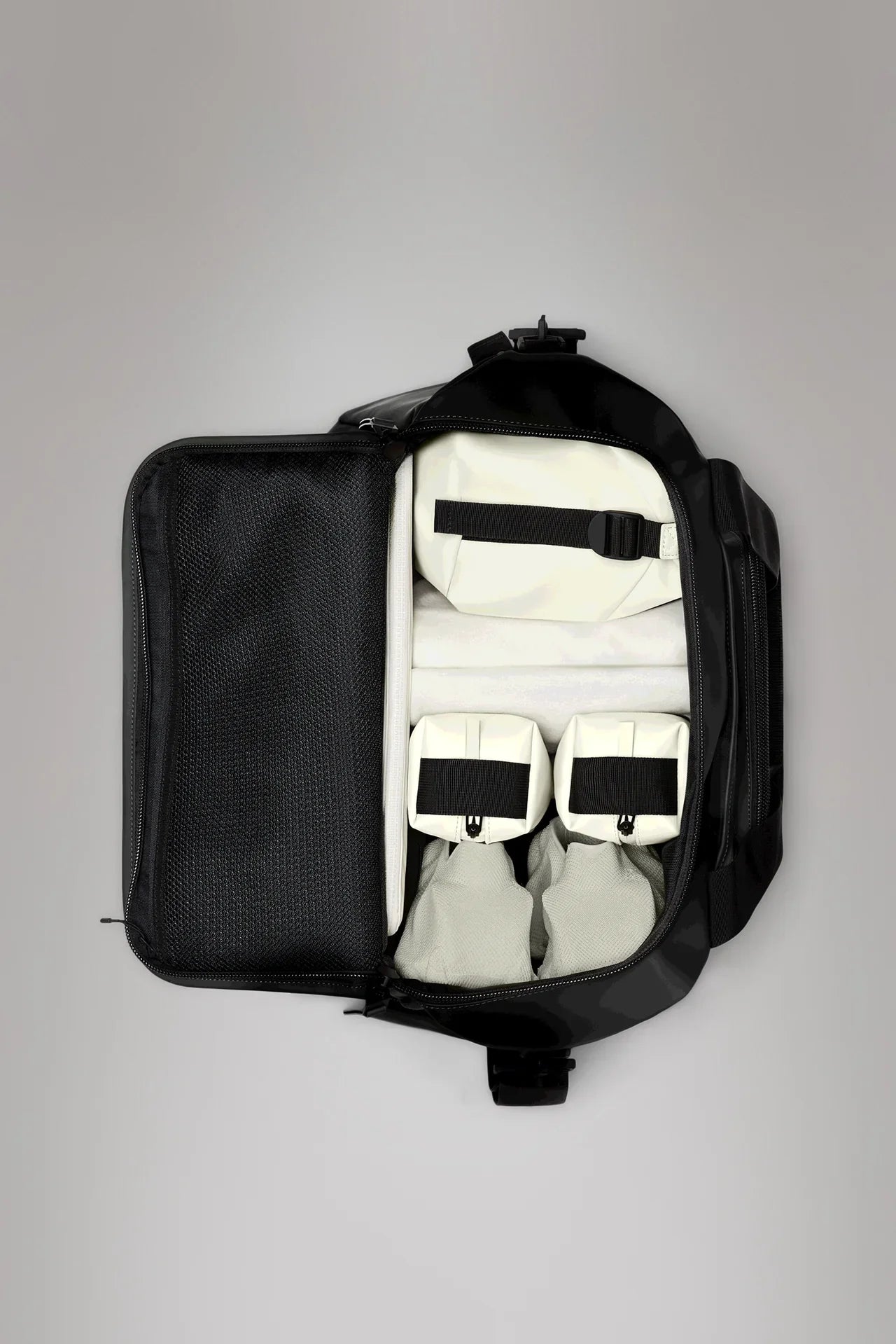 Vista interna di borsa da viaggio nera con scomparti e tasche organizzate