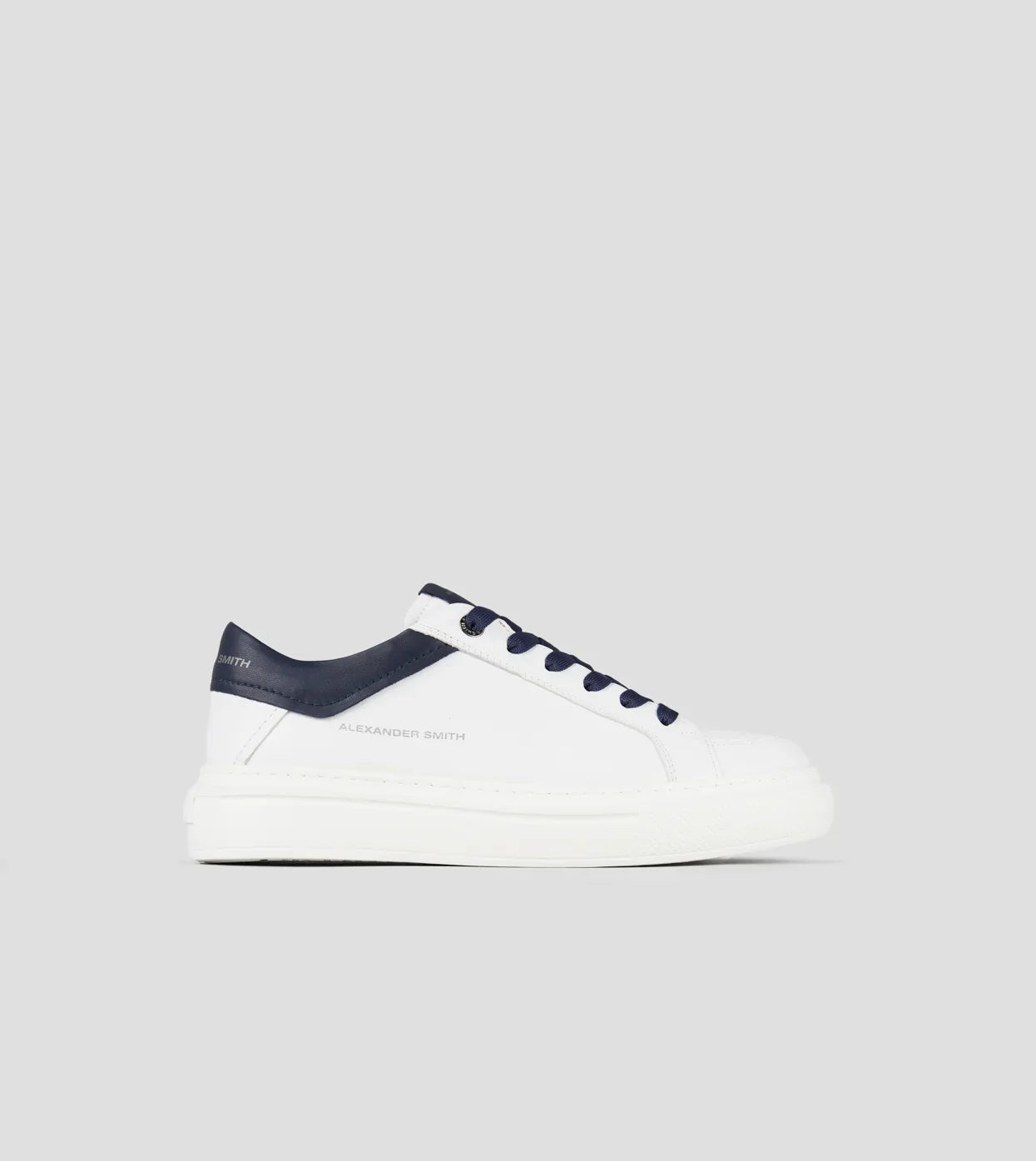 Sneaker uomo in pelle bianca con dettagli blu navy e suola spessa, stile casual elegante.