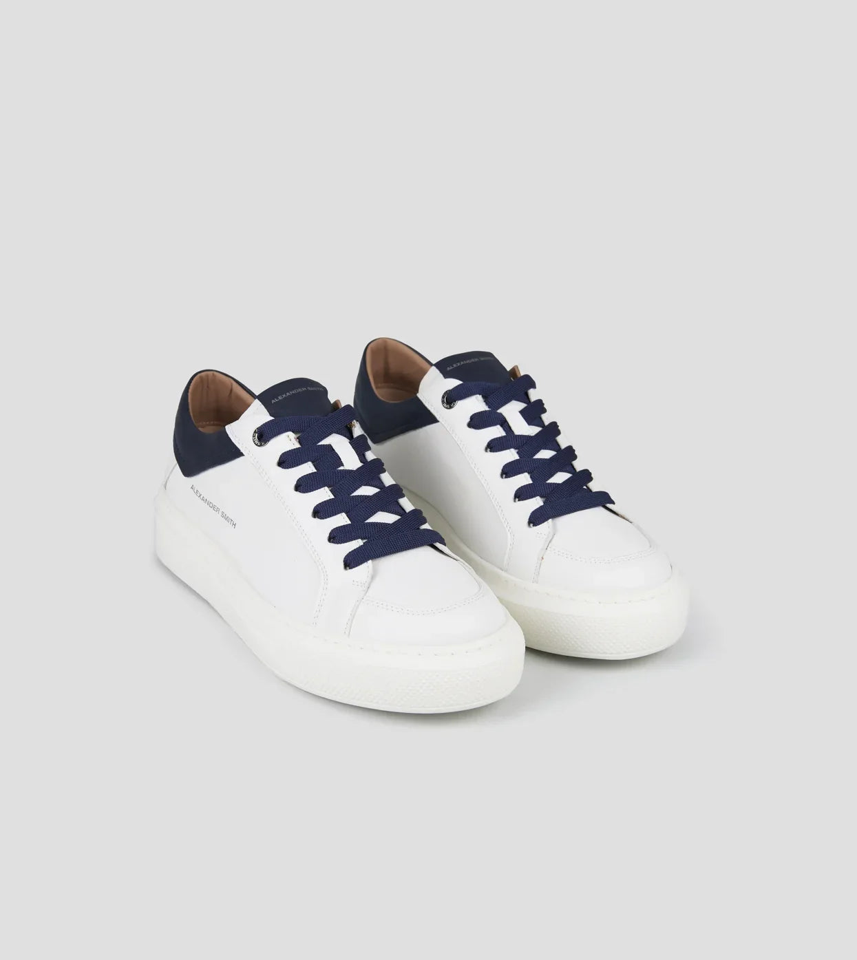 Sneakers uomo in pelle bianca con dettagli e lacci blu, suola bianca, stile casual elegante