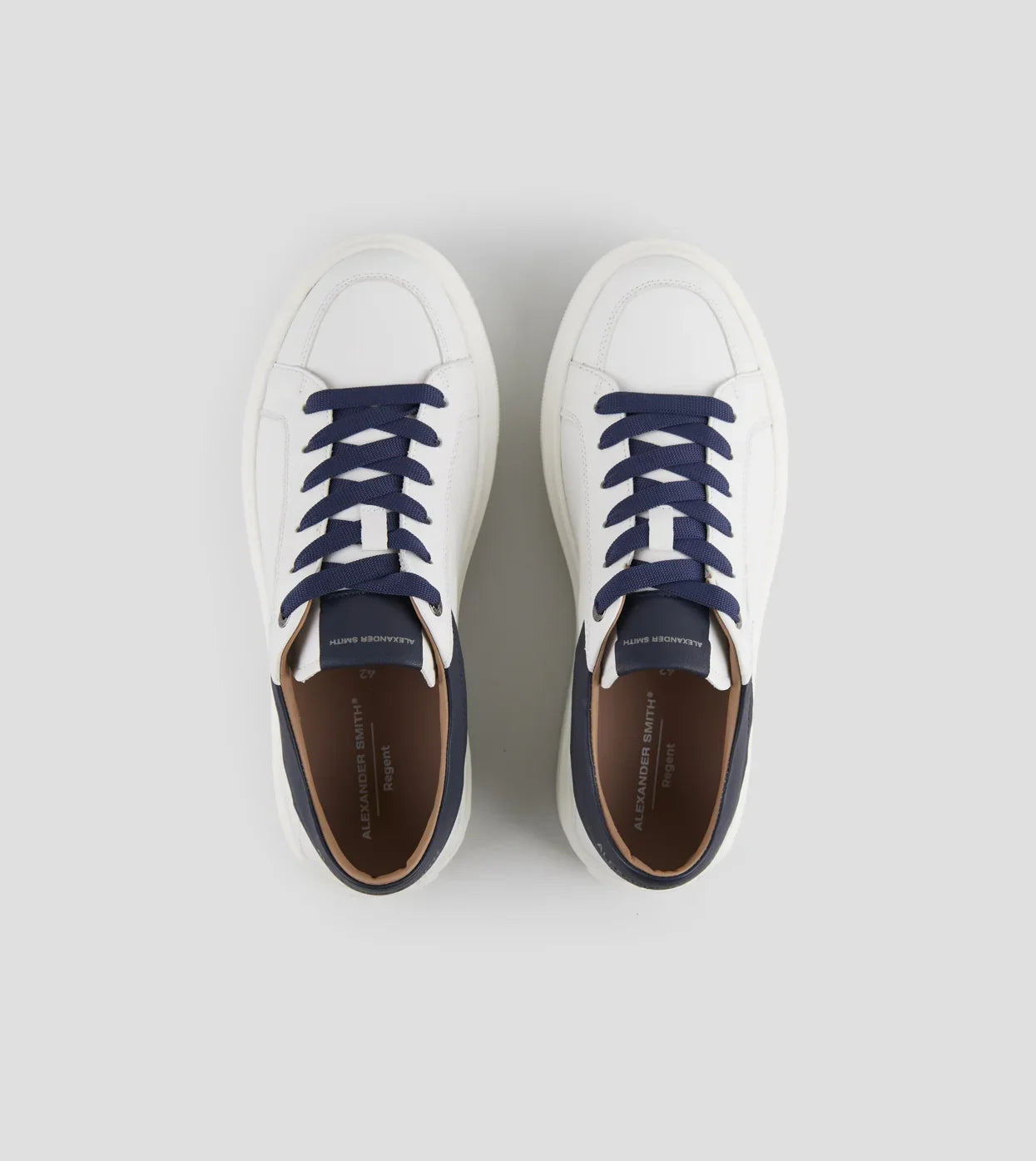 Sneakers uomo in pelle bianca con dettagli blu e lacci blu, vista dall'alto.