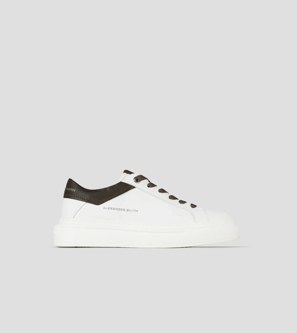 Sneaker uomo in pelle bianca con dettagli verde militare, fondo chunky, stile casual elegante.