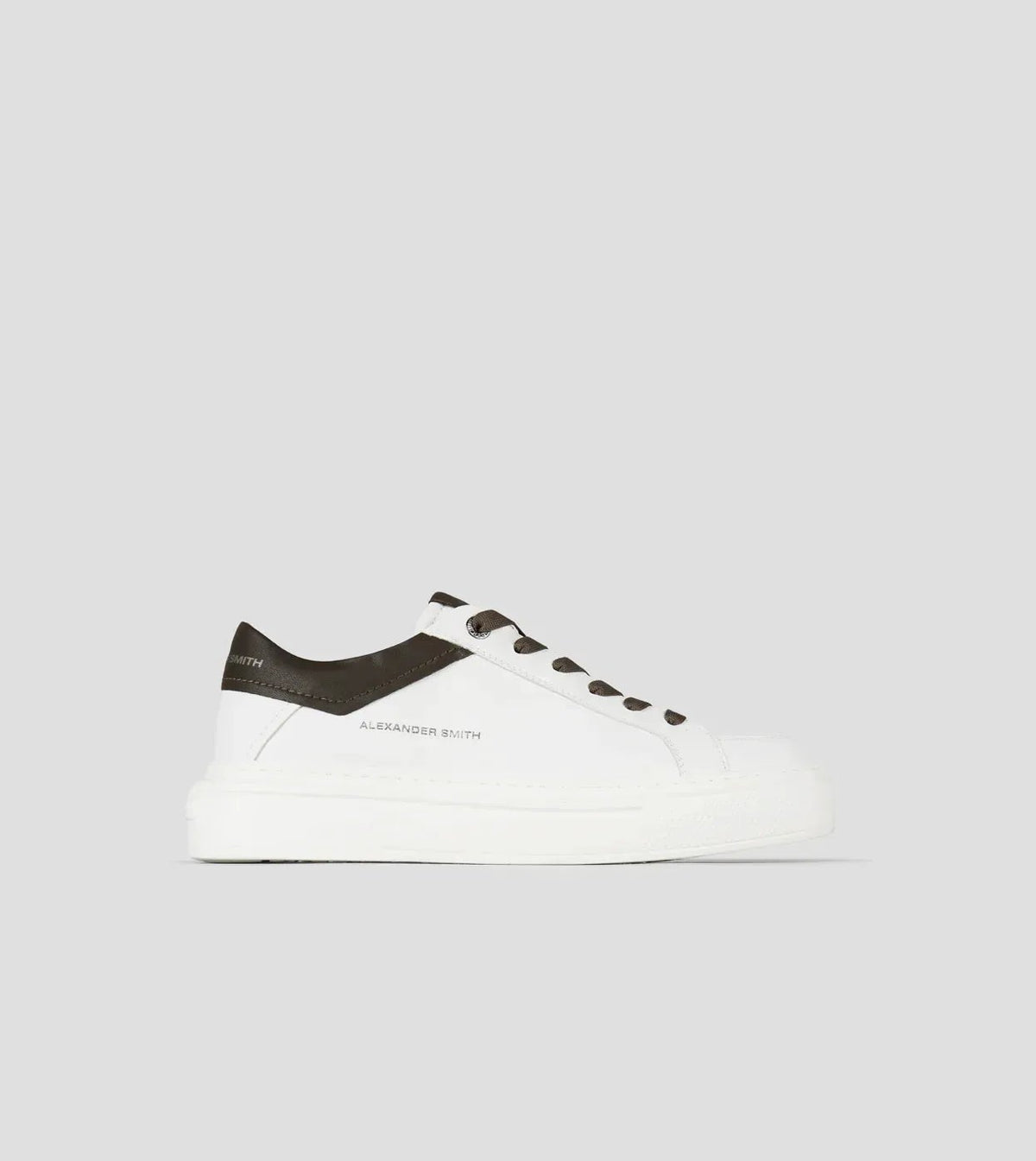 Sneaker uomo in pelle bianca con dettagli verde militare, fondo chunky, stile casual elegante.