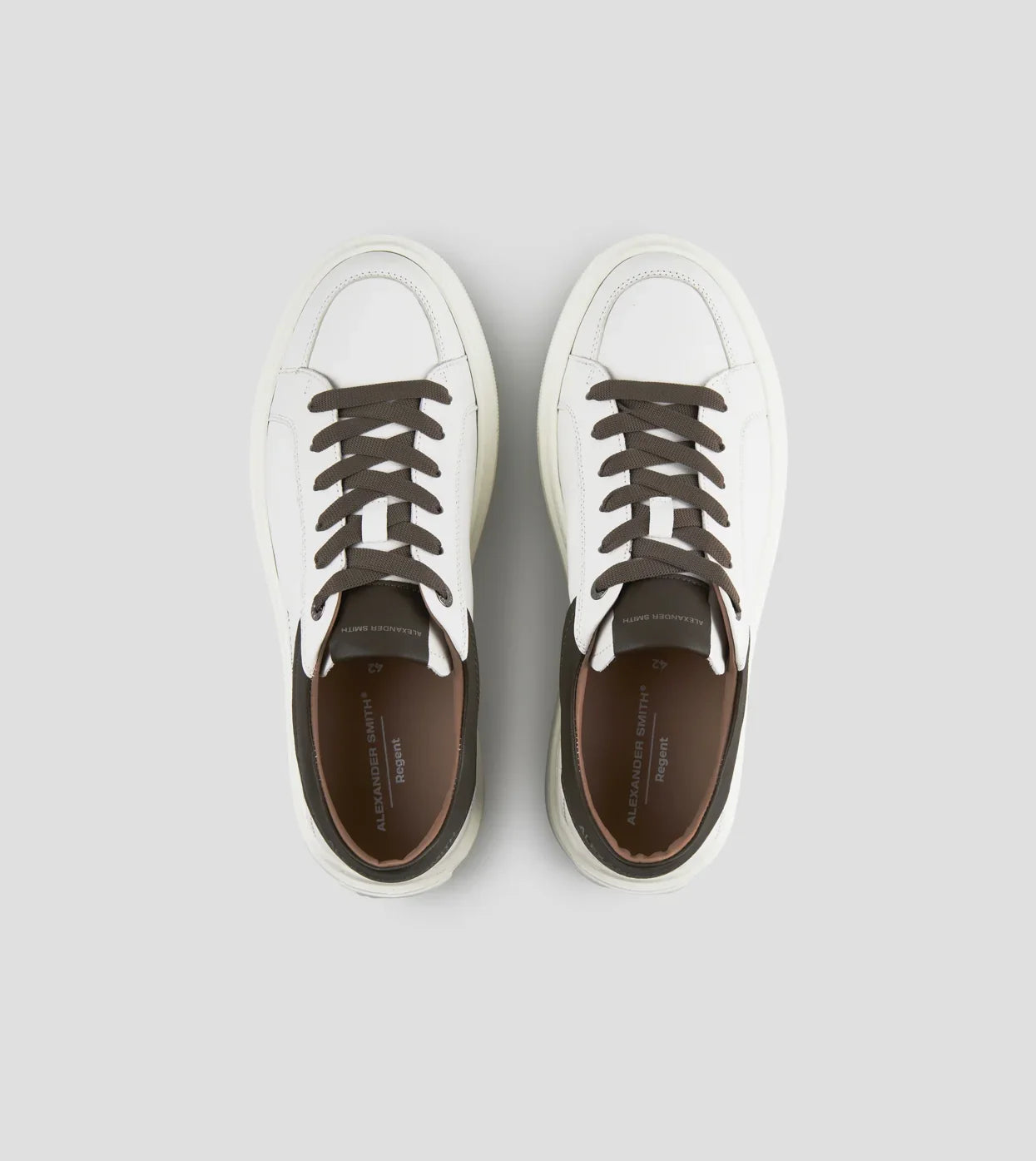 Sneakers uomo in pelle di capra bianca con dettagli verde militare e lacci scuri