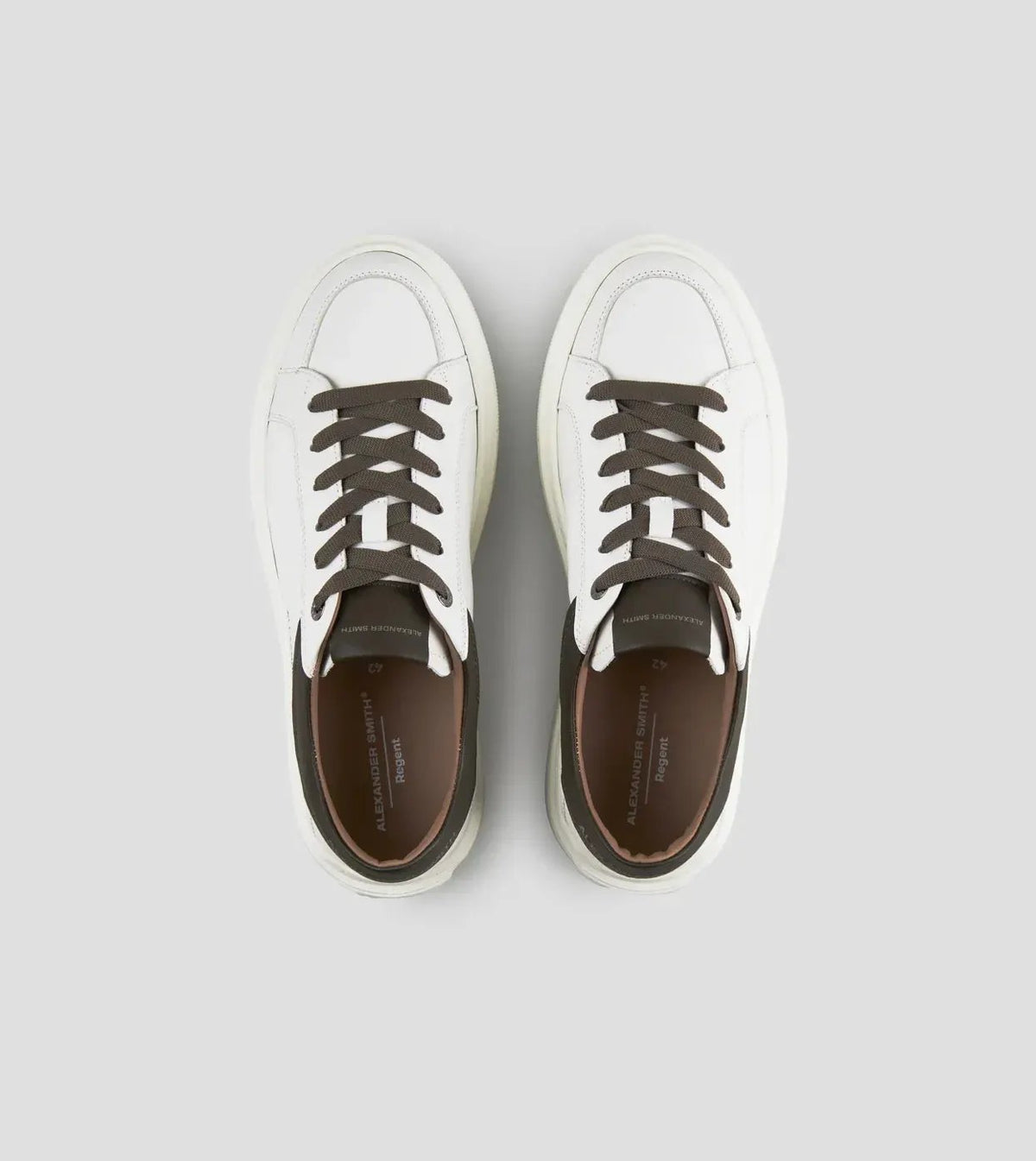 Sneakers uomo in pelle di capra bianca con dettagli verde militare e lacci scuri