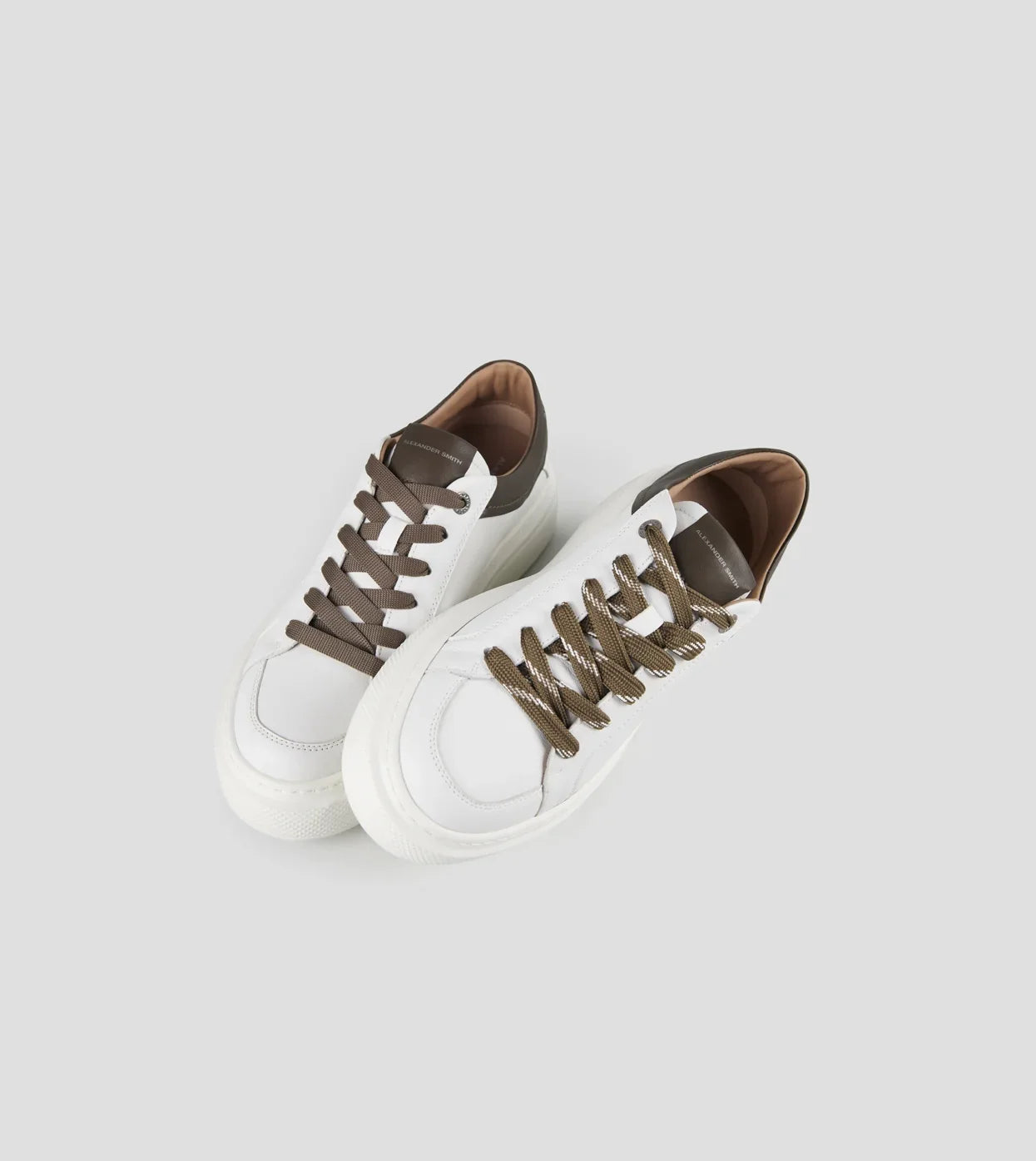 Sneakers uomo in pelle bianca con dettagli e lacci verde militare su sfondo chiaro