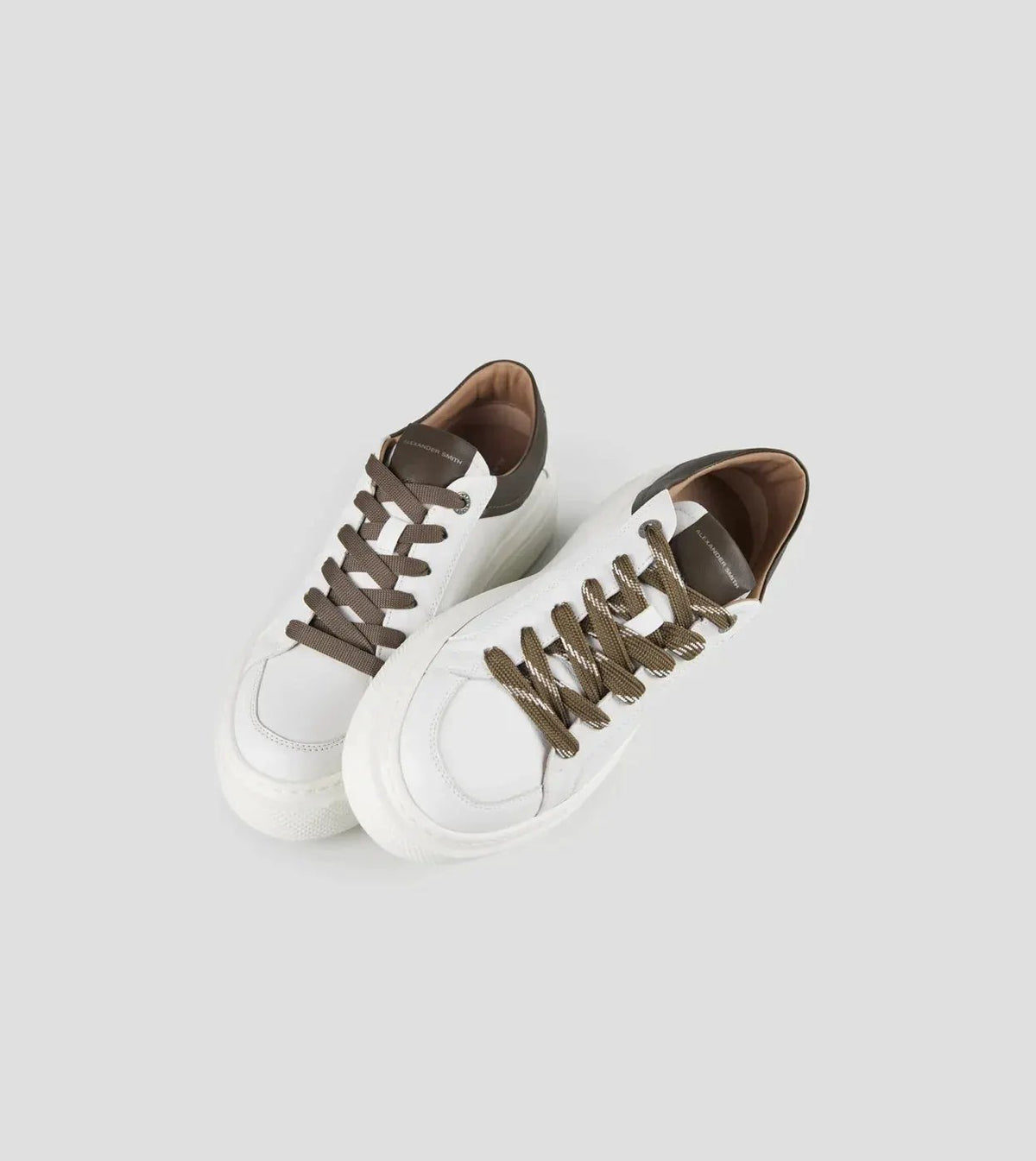 Sneakers uomo in pelle bianca con dettagli e lacci verde militare su sfondo chiaro