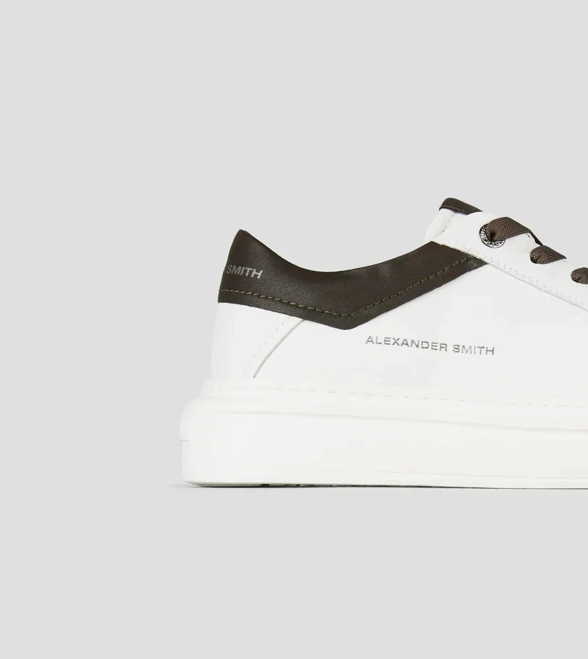 Sneaker uomo in pelle bianca con dettagli verde militare e suola chunky