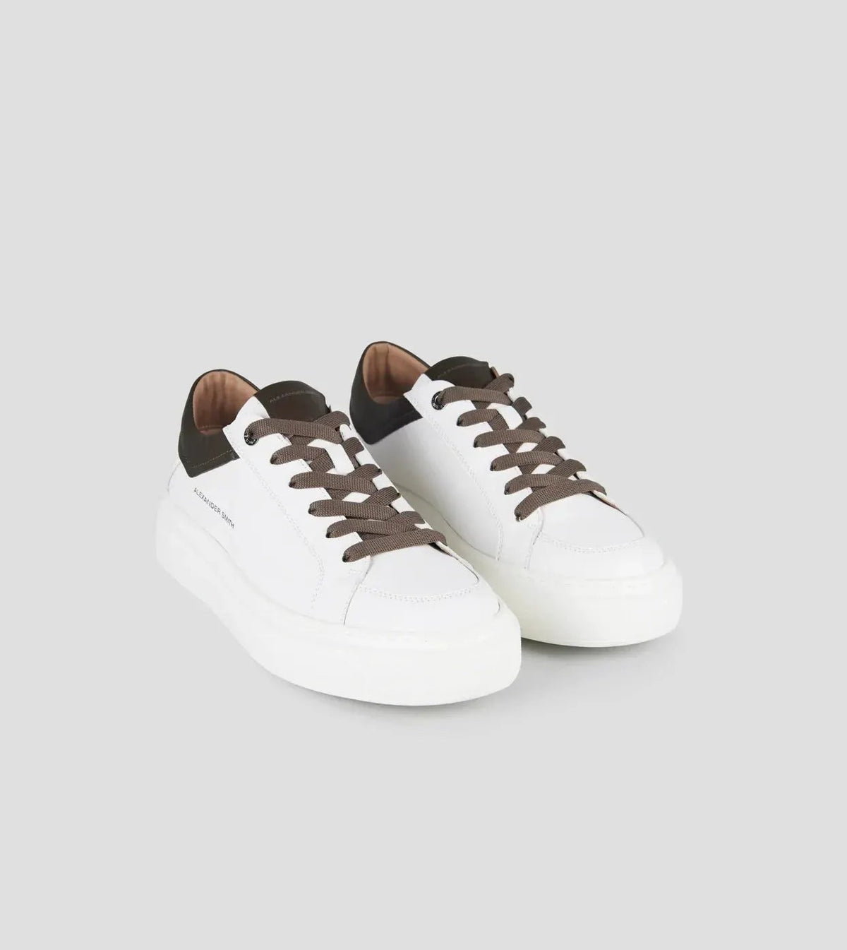 Sneakers uomo in pelle bianca con dettagli verde militare e lacci marroni, stile casual