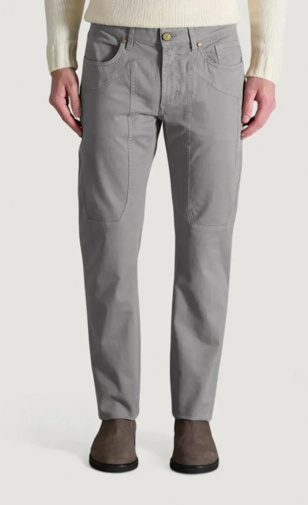 Pantaloni uomo grigi in cotone con tasche frontali, stile casual elegante.