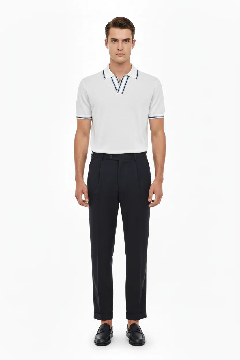 Modello uomo con polo bianca a maniche corte e pantaloni eleganti neri, look casual elegante