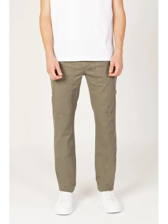 Pantaloni uomo verde militare con tasche frontali, stile casual, indossati da modello