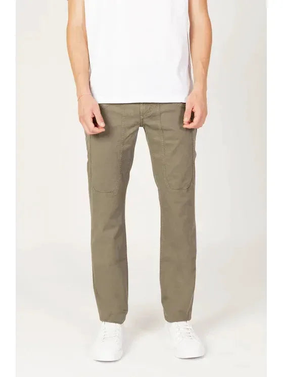 Pantaloni uomo verde militare con tasche frontali, stile casual, indossati da modello