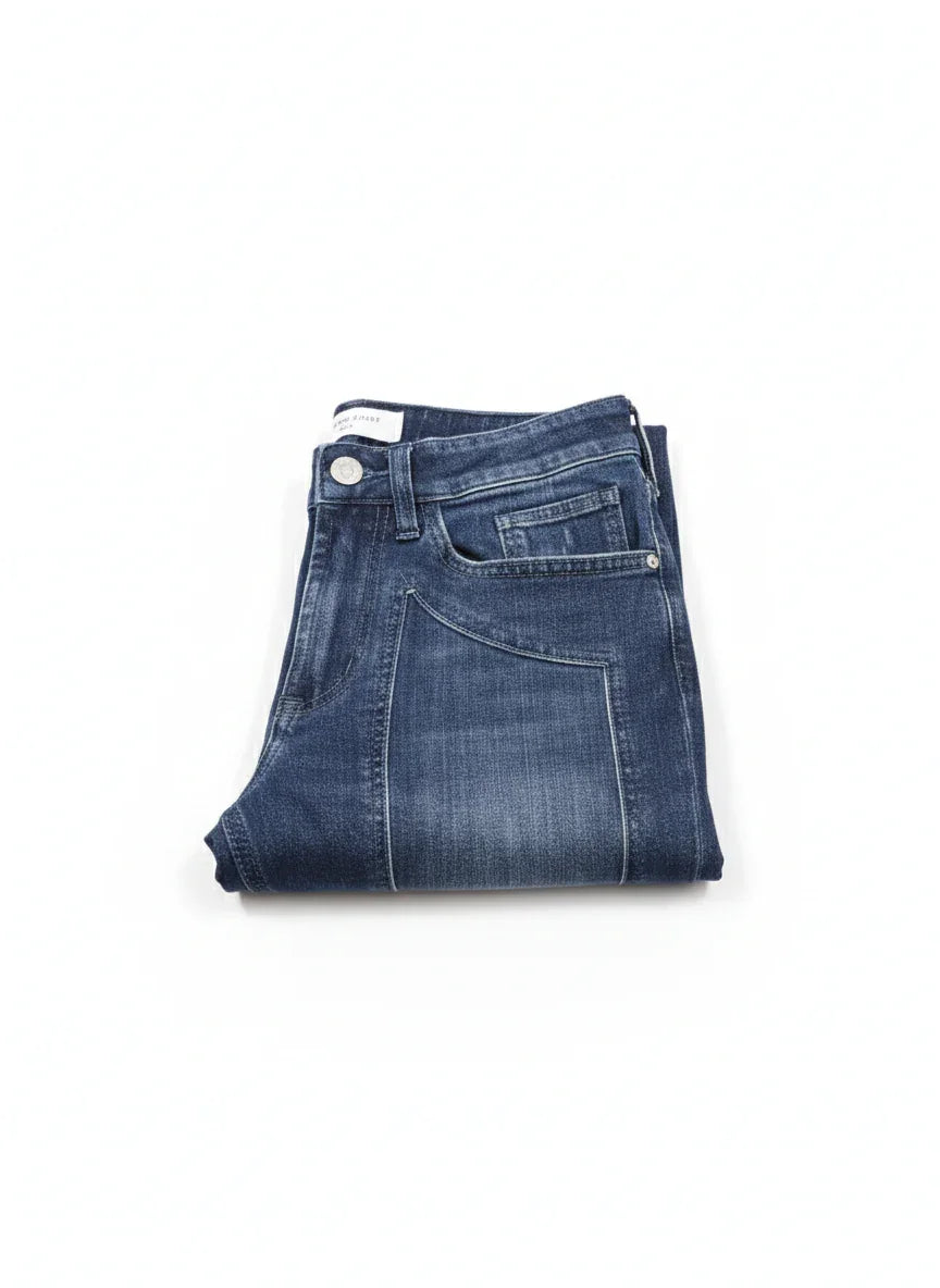 Jeans uomo piegati in denim blu, stile casual, abbigliamento moda uomo