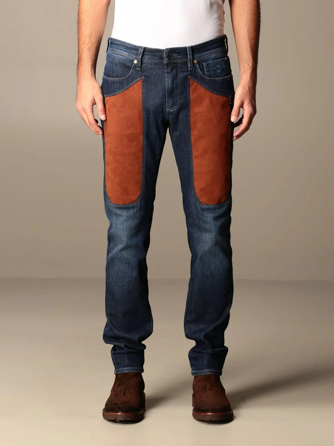 Jeans uomo denim con inserti in suede marrone, stivali marroni, moda casual elegante.