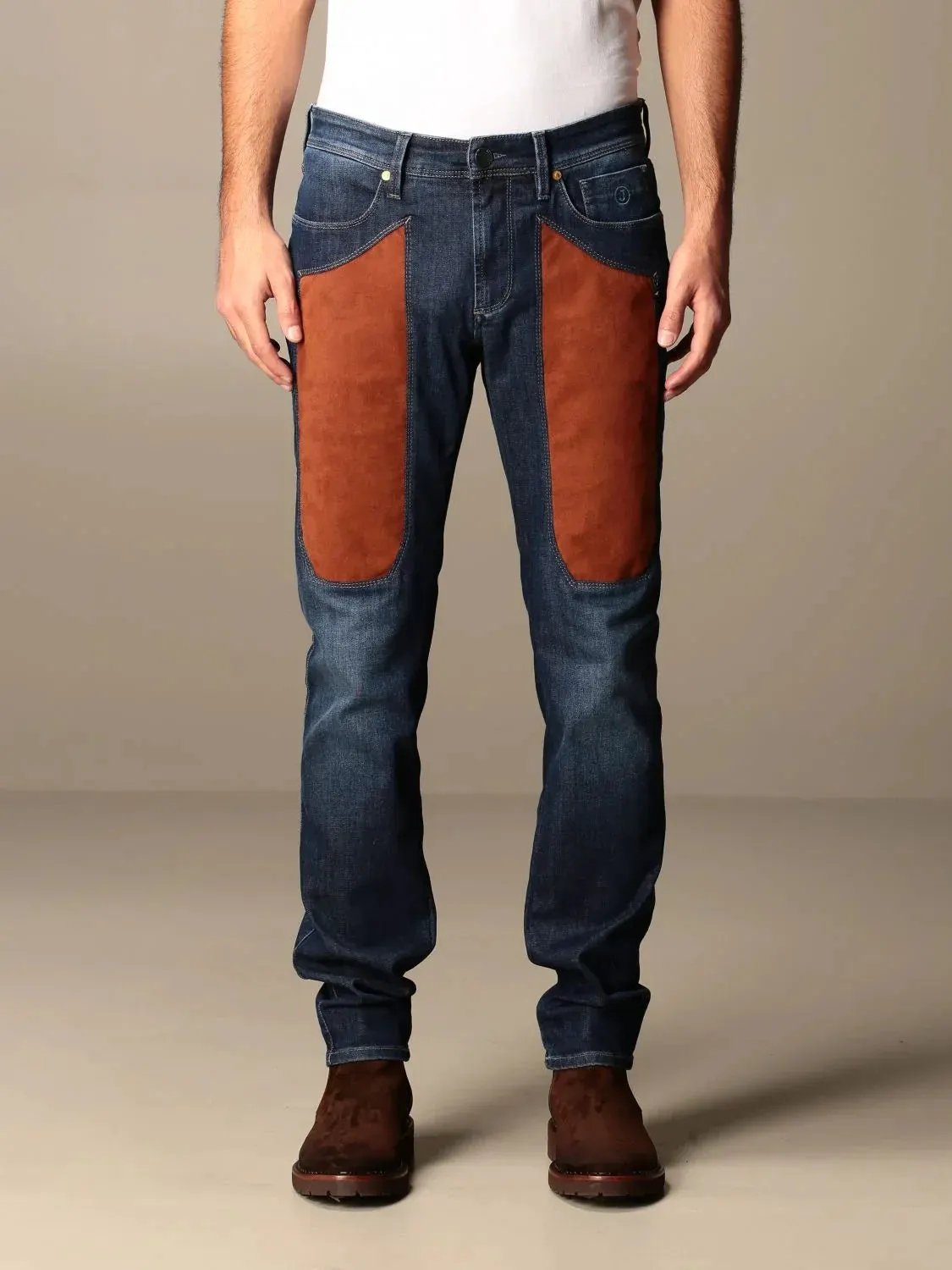 Jeans uomo denim con inserti in suede marrone, stivali marroni, moda casual elegante.