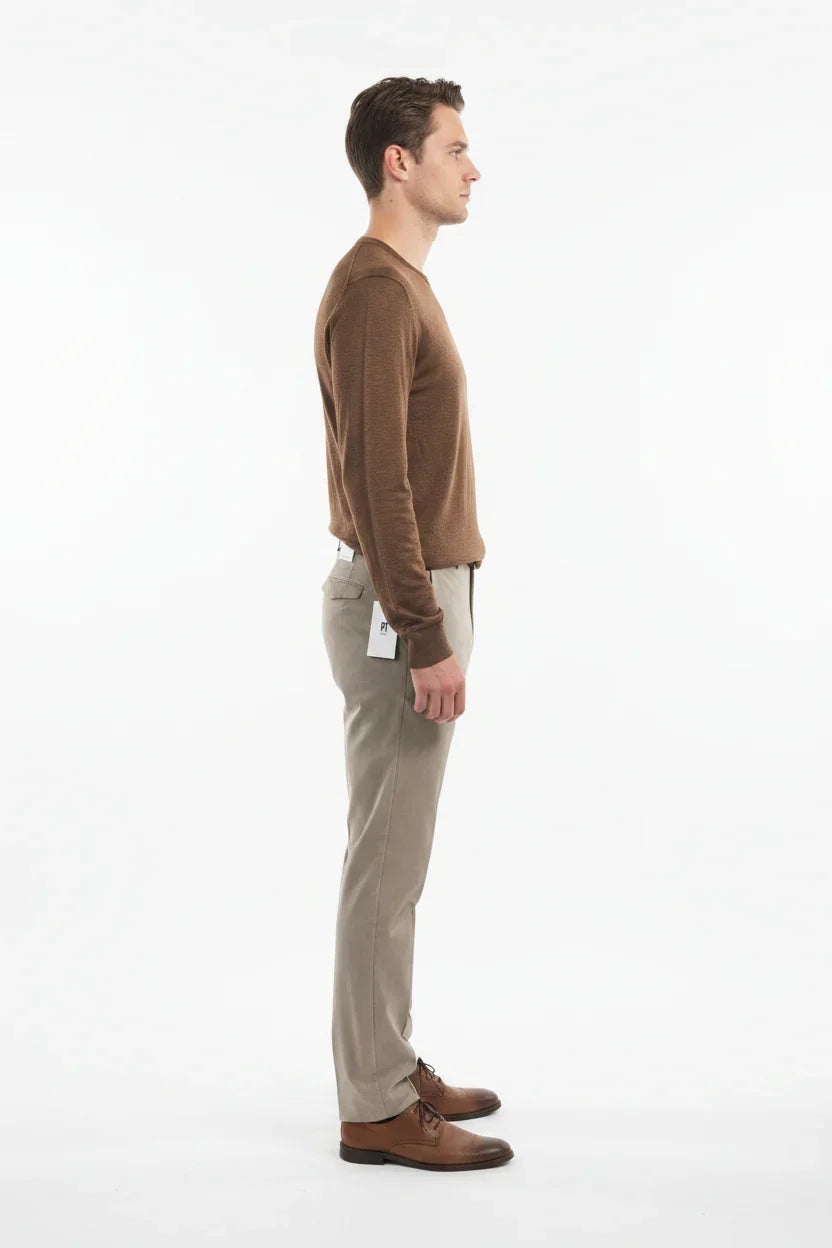 Uomo in maglione marrone e pantaloni beige eleganti, scarpe in pelle, moda uomo