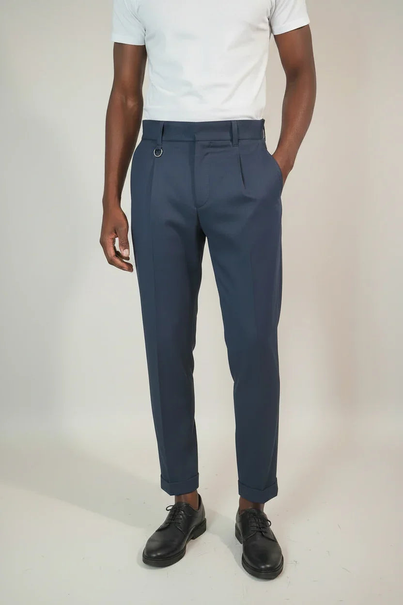 Pantaloni uomo eleganti blu con pinces, abbigliamento moda maschile, scarpe nere classiche