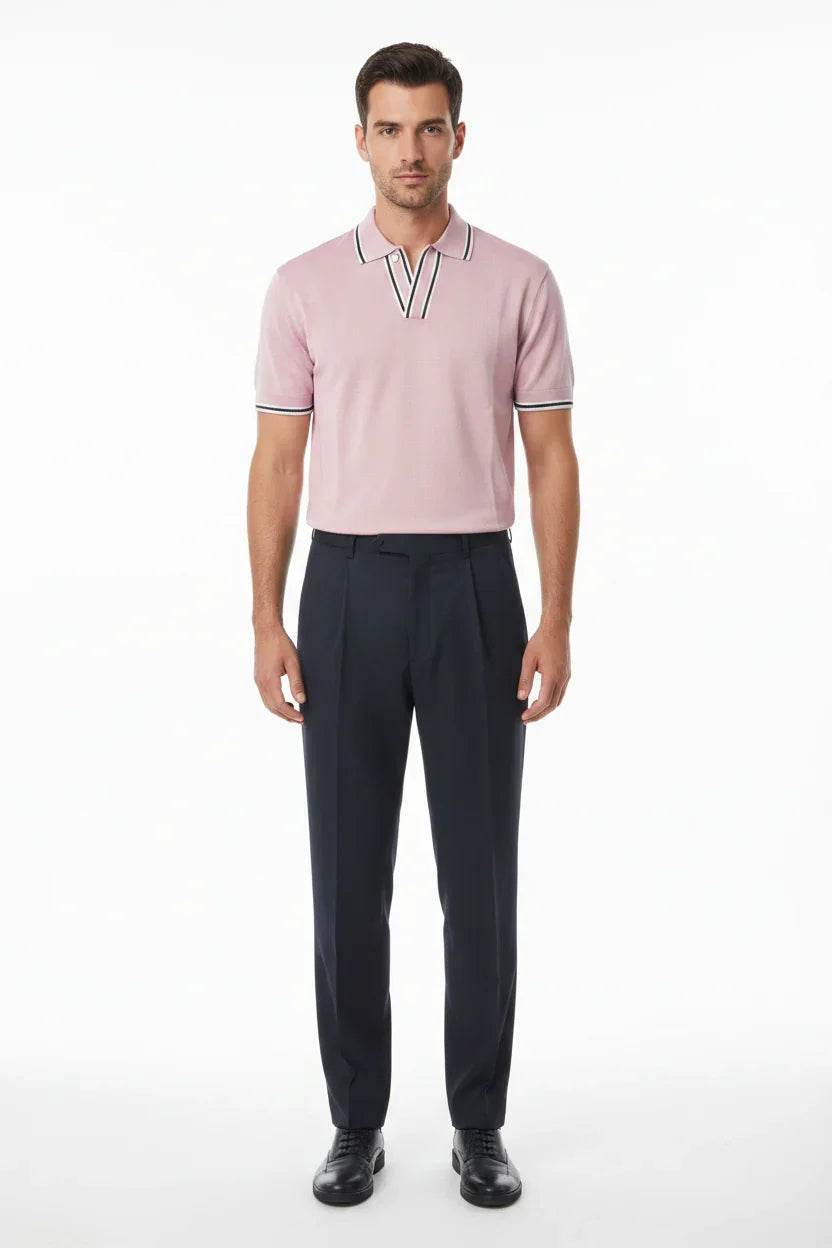 Modello uomo con polo rosa e pantaloni eleganti neri, abbigliamento moda uomo elegante