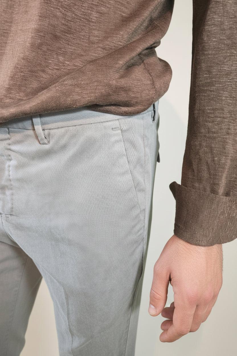 Pantaloni uomo eleganti color grigio chiaro con maglia marrone, abbigliamento moda uomo