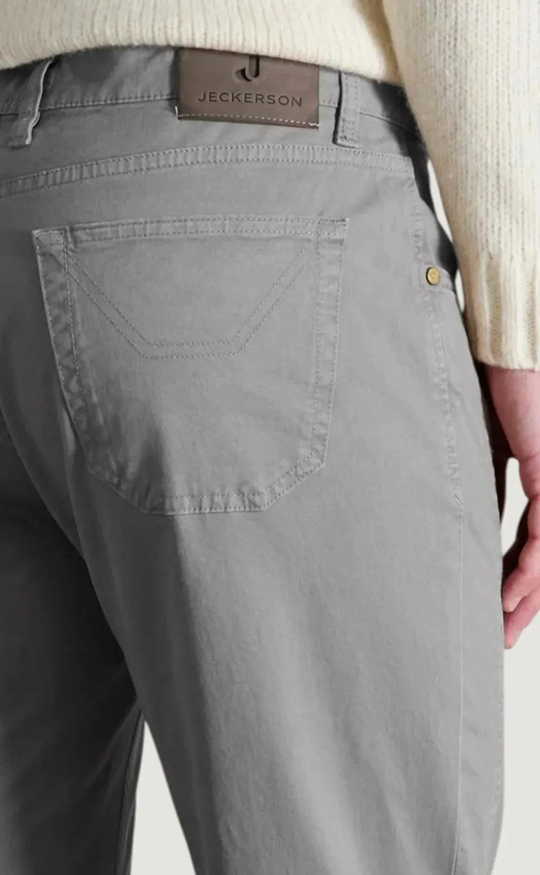 Pantalone uomo grigio Jeckerson, dettaglio tasca posteriore e logo su etichetta, stile casual