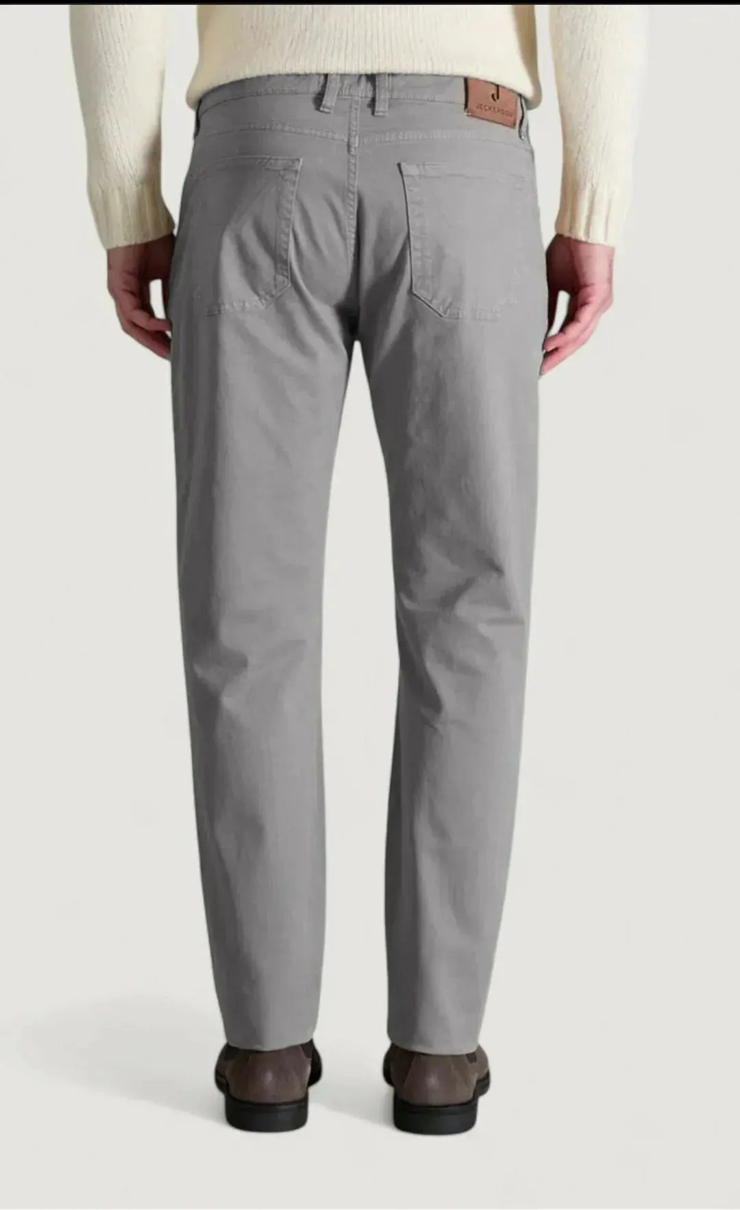 Pantaloni uomo grigi in cotone, vestibilità regular, visti da dietro, moda elegante casual.