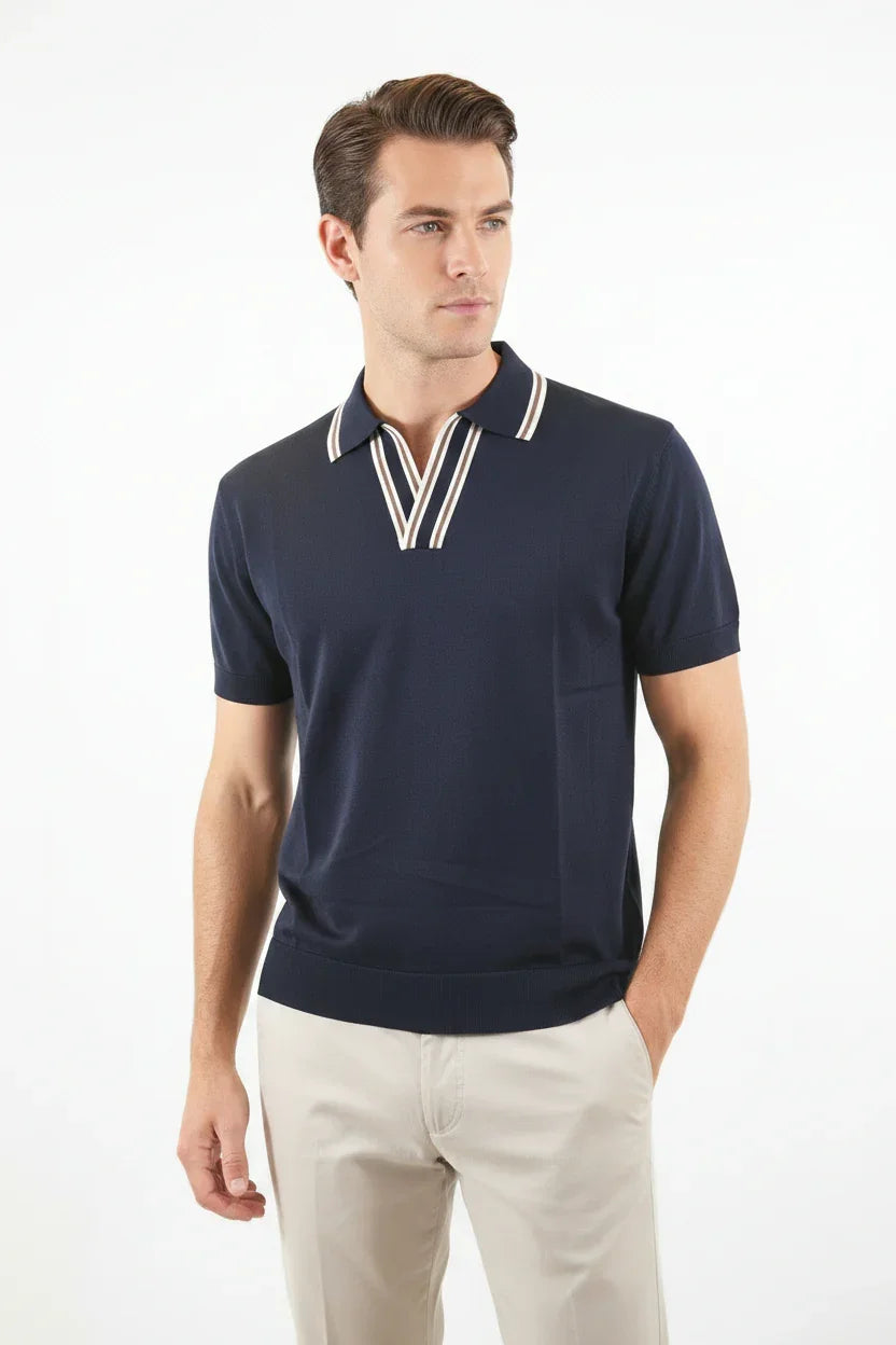 Maglia uomo blu scuro con colletto a righe bianche, maniche corte, stile casual elegante
